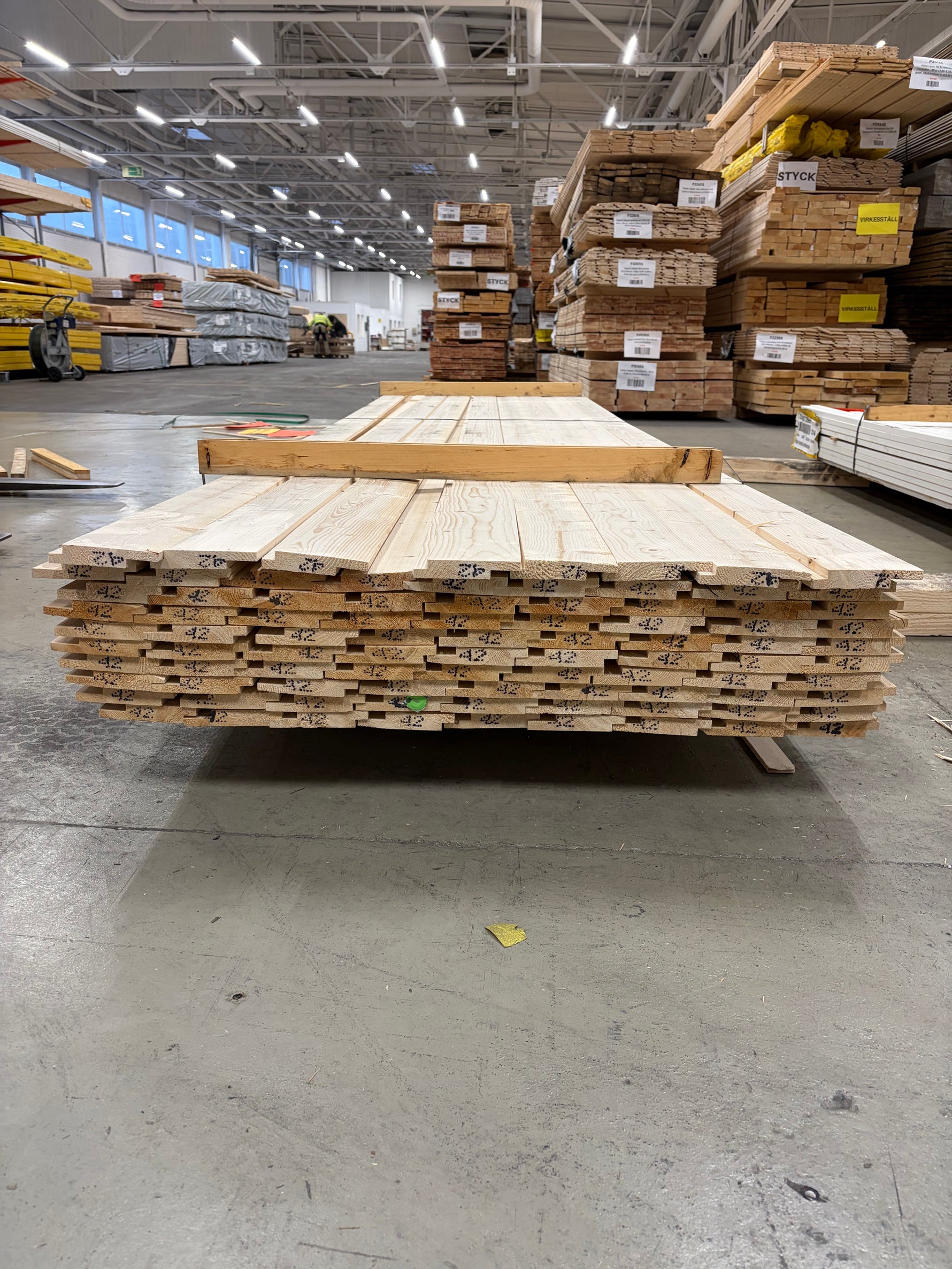 FOTAD PÅ HYVLADE SIDAN ISTÄLLET FÖR FINSÅGADE SIDAN Paket spontad panel 22x120 4,20 m 89 st - Spirec