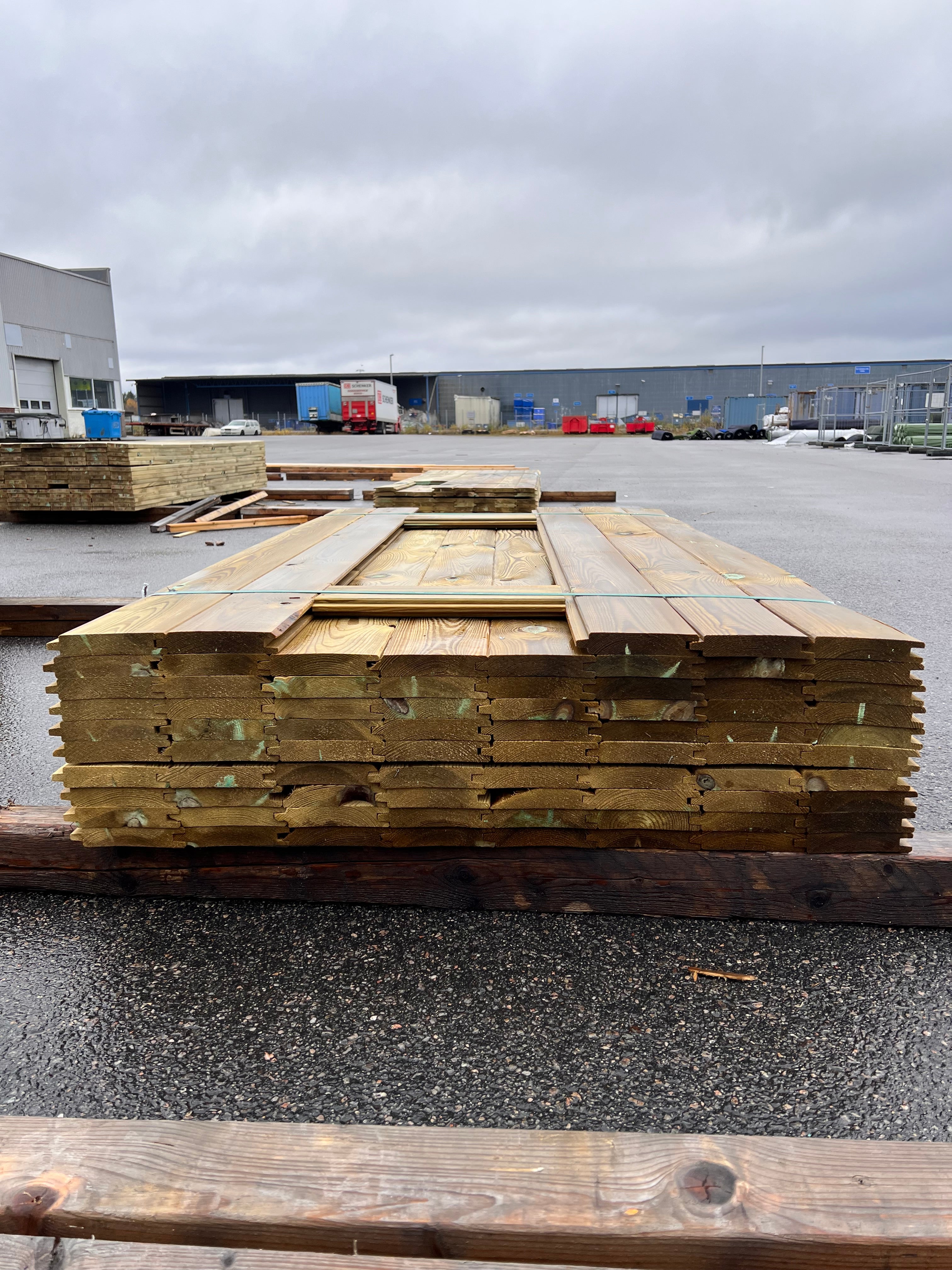 Paket Spontad Panel Hyvlad 28x145mm – 77 st (2,0 m, Tryckimpregnerad, B-sort)