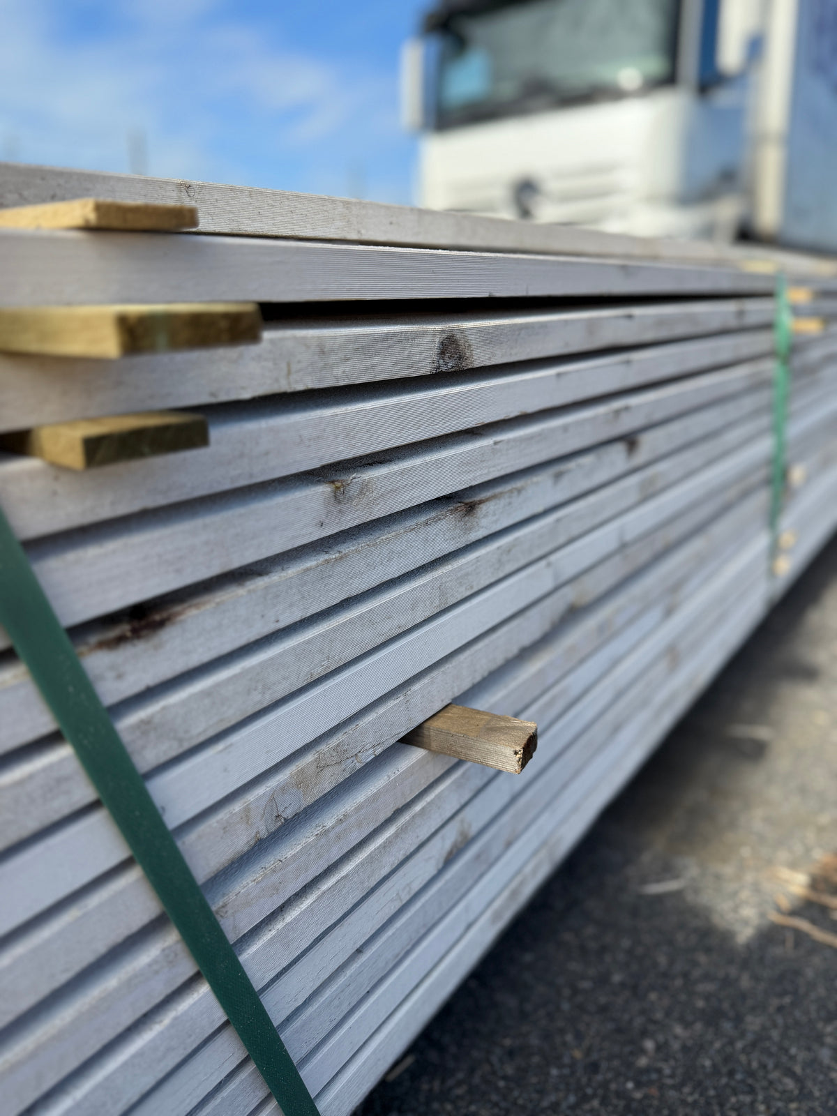 Paket Finsågade Brädor 22x120mm 3,00m 143st Grundmålade