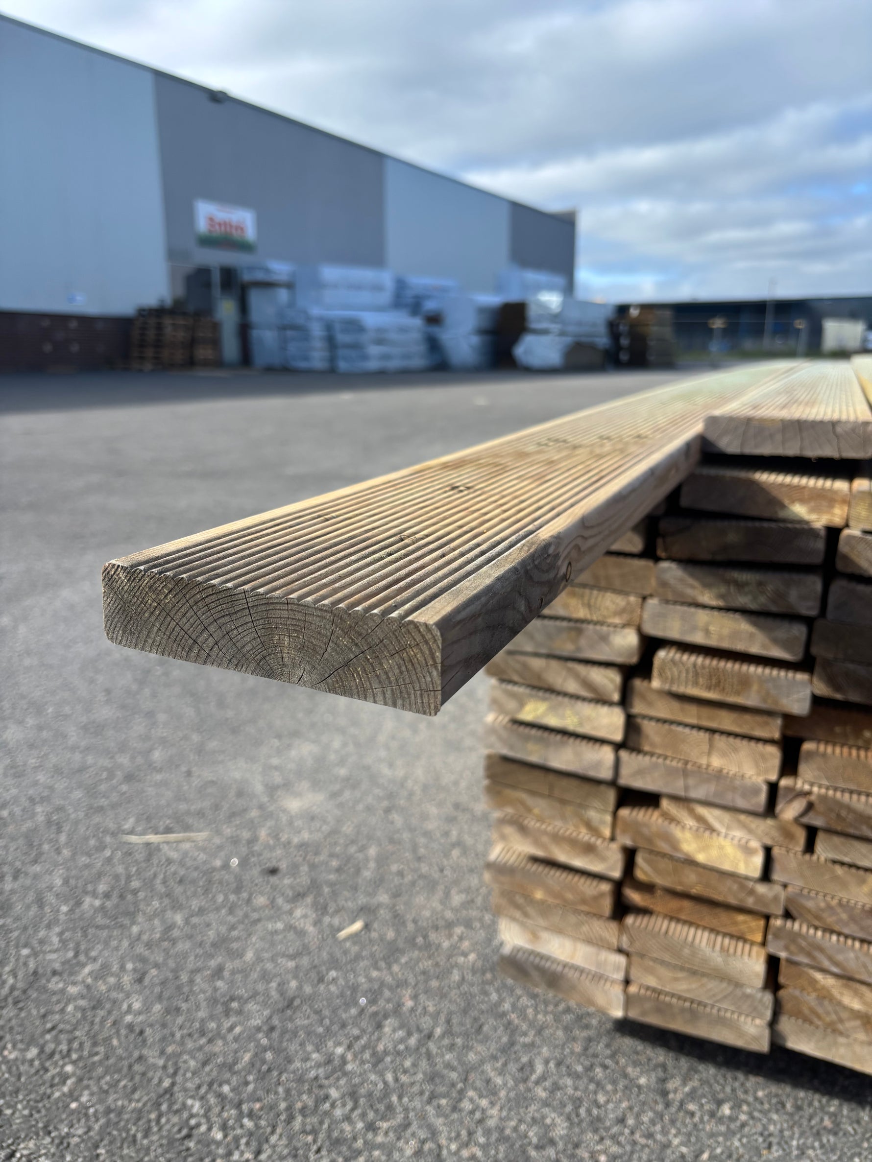 Paket Tryckimpregnerad Rillad Trall 28x120mm, 144st 5.10m- Väderbitet