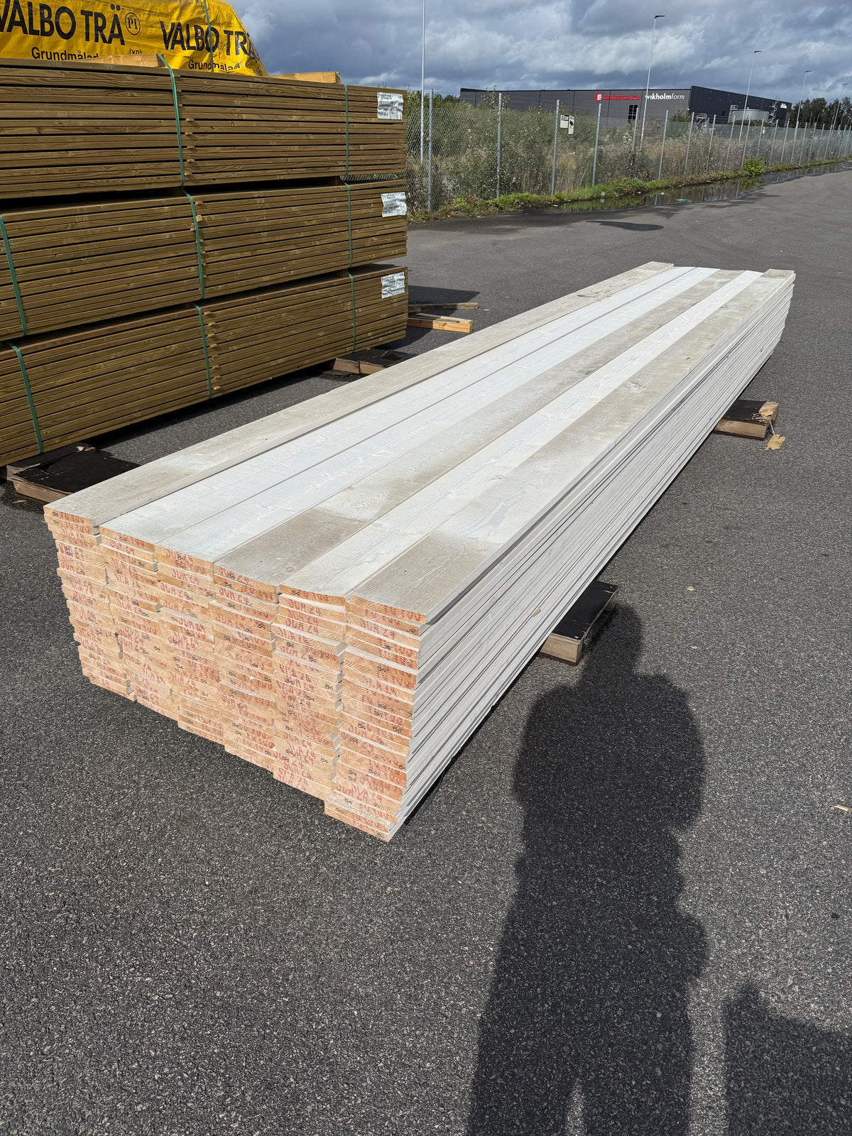 Paket Finsågade Brädor 22x170mm, 146st 5,40m Grundmålade