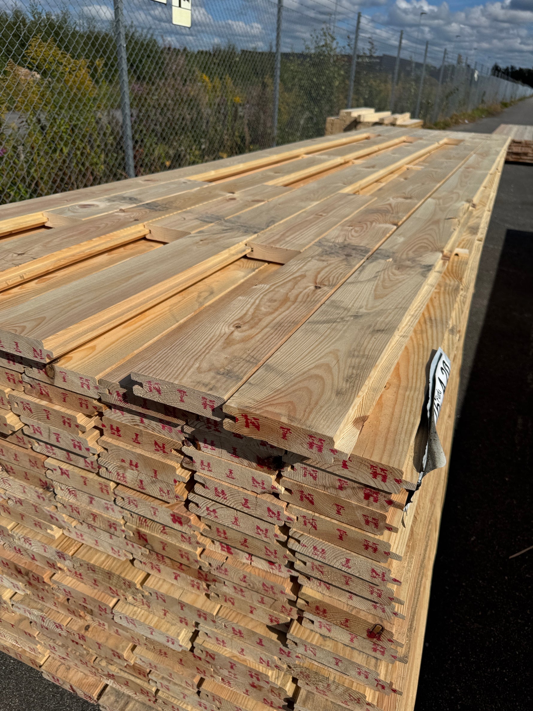 Paket Hyvlad Panel med Spont 34x145 – 165st – 4.20 m – ANDRASORTERING