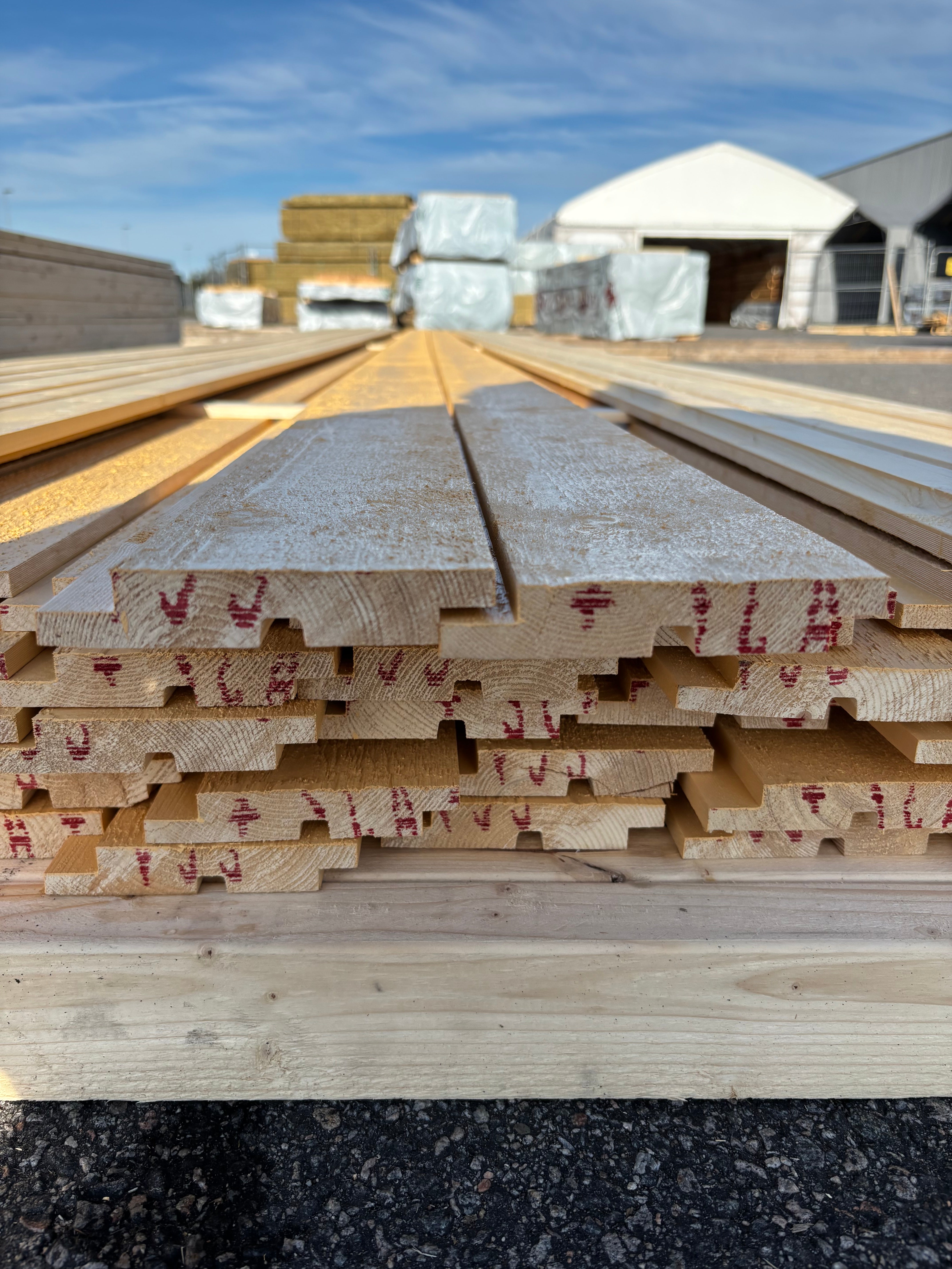 Paket Hakfalspanel 21x120mm – 52 st 5,40 m (grundmålad + mellanstruken gul)