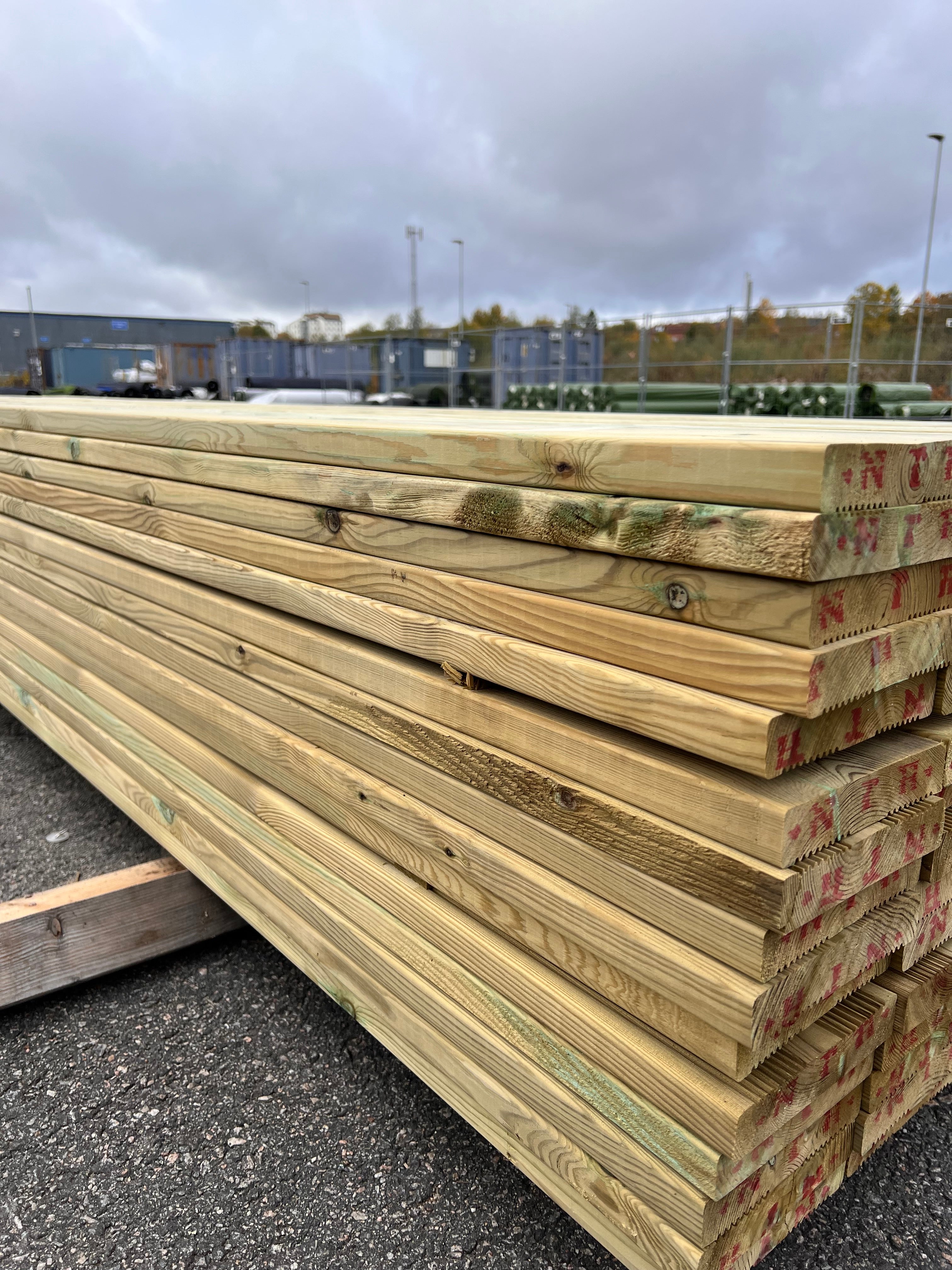 Tryckimpregnerad Rillad Trall 27x145 – 105 st (B-sortering)