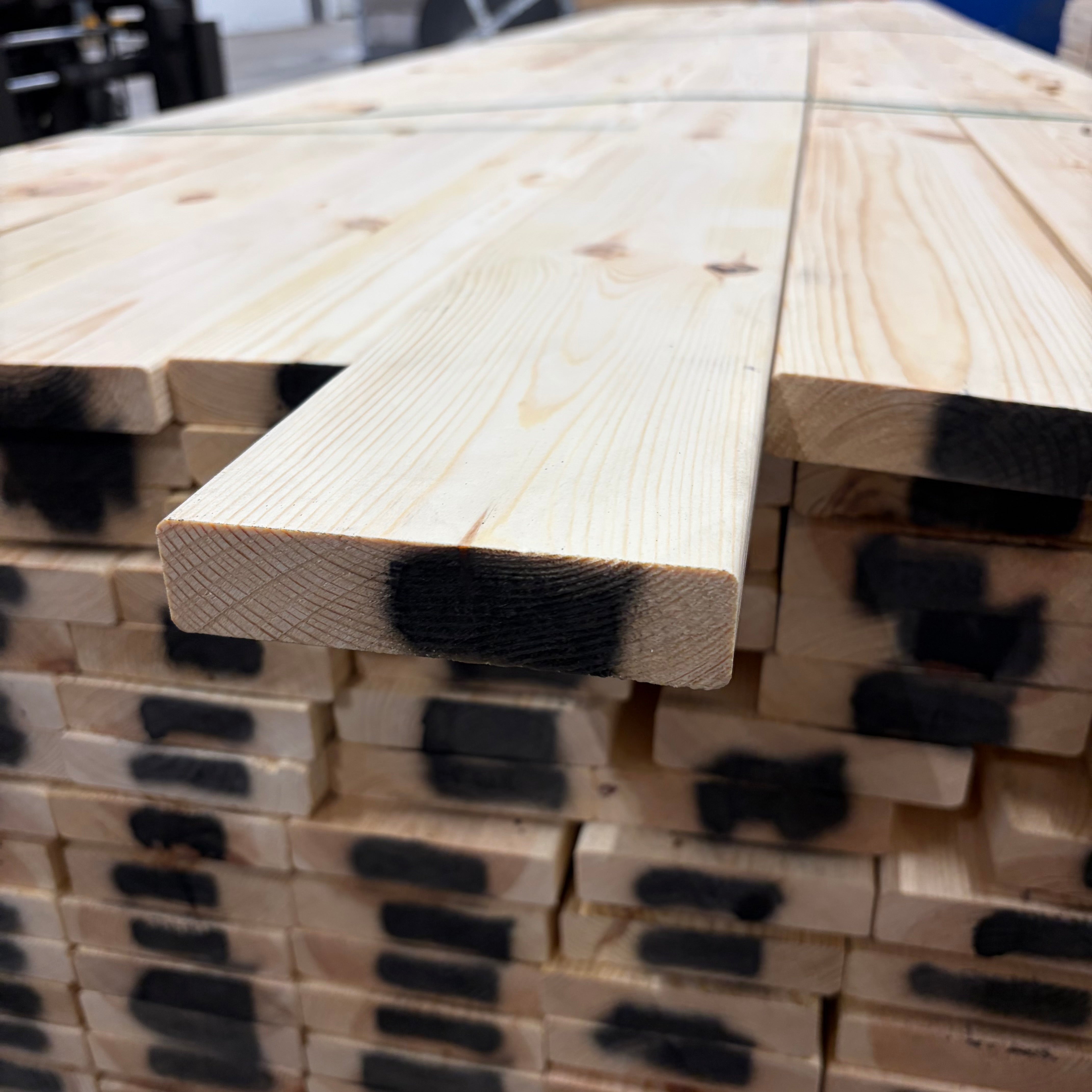 Hyvlad 28x120mm – Obehandlad Furu (Andrasortering)