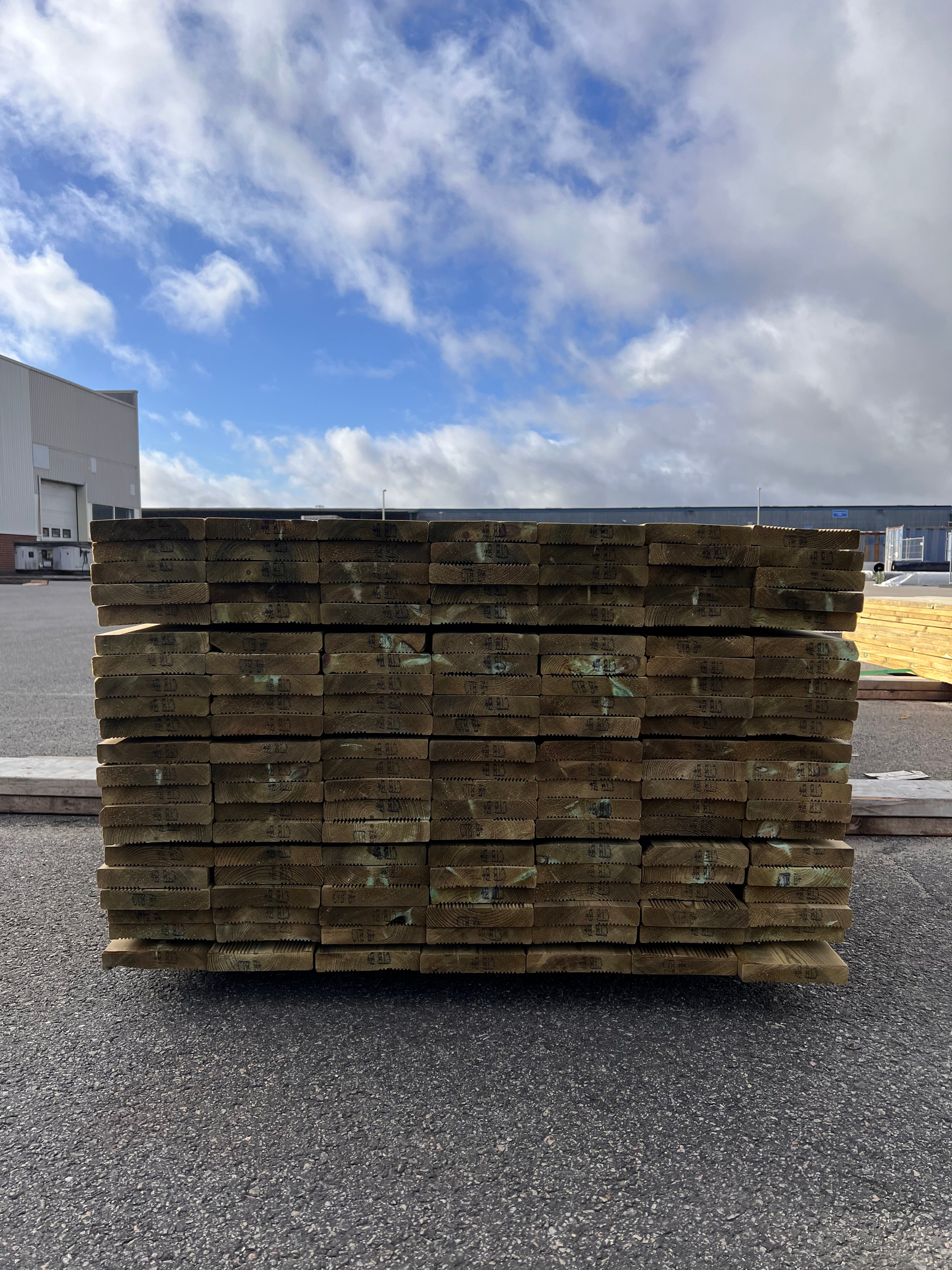 Tryckimpregnerad rillad Trall 27x145 – 147st (B-sortering)