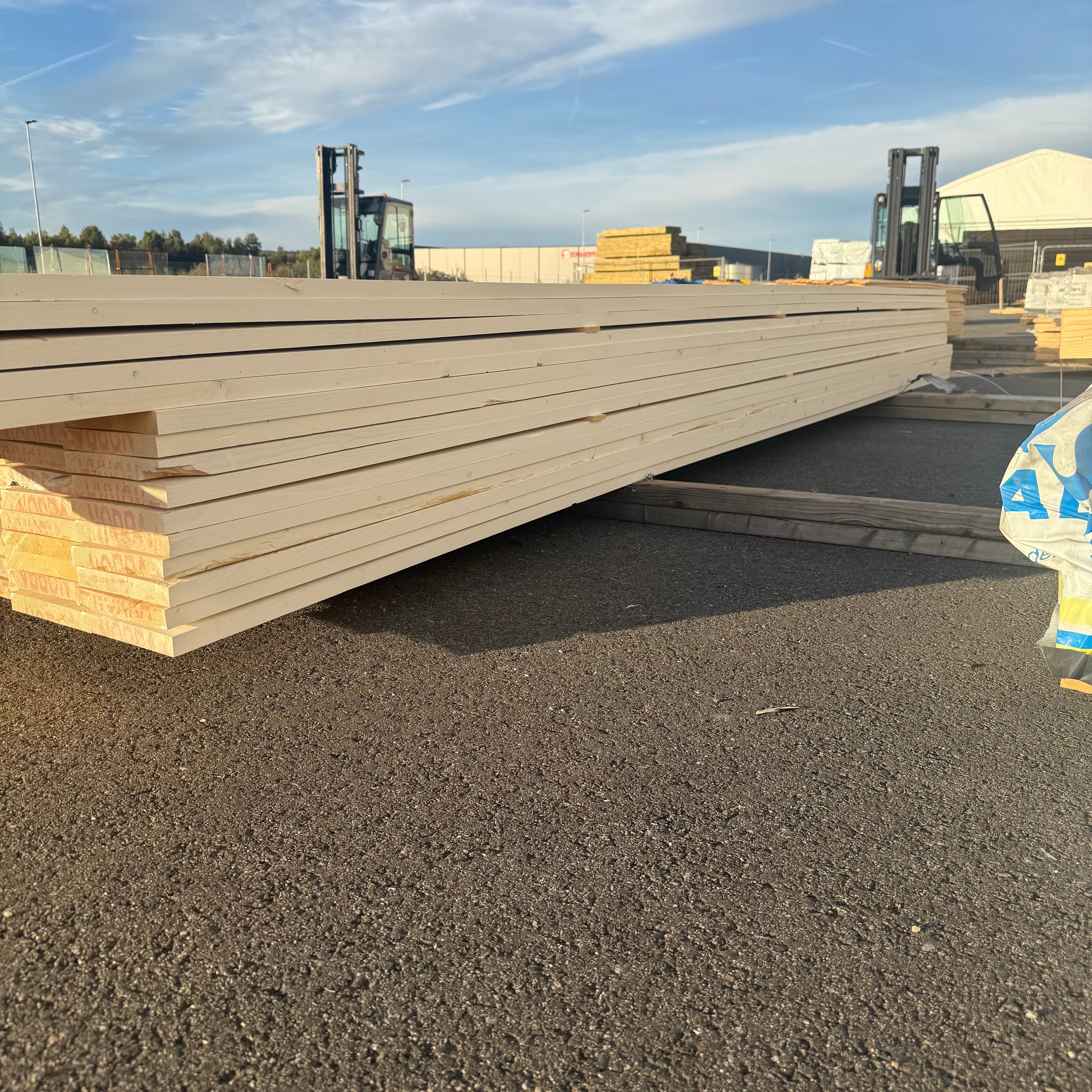 Paket Hyvlad Panel 28x170mm Vit – 90 st (4,8–5,4 m, gran, grundmålad)
