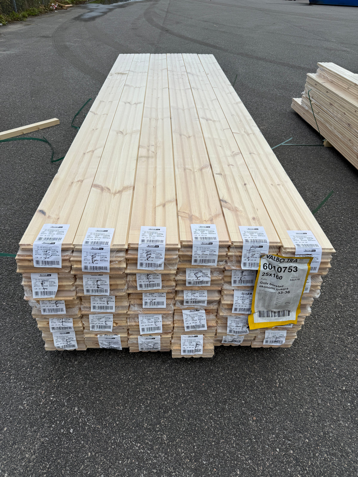 Parti Massivt Furugolv Borstad Ljusgrå Ekonomi 25x160 mm – ca 64,32 m²