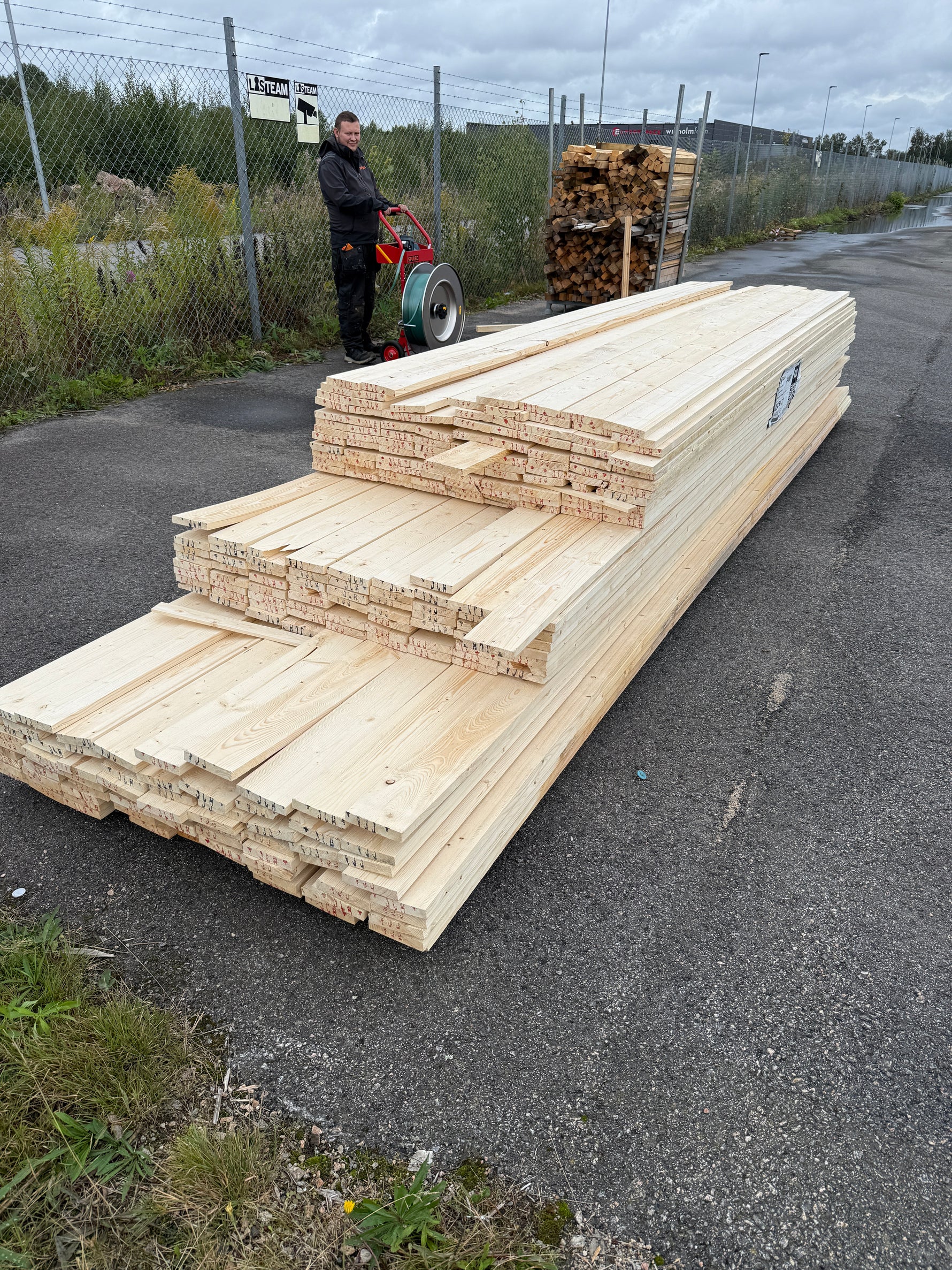 Parti Finsågade Brädor 22x120 mm – 3.60-4.80m (Andra sortering)