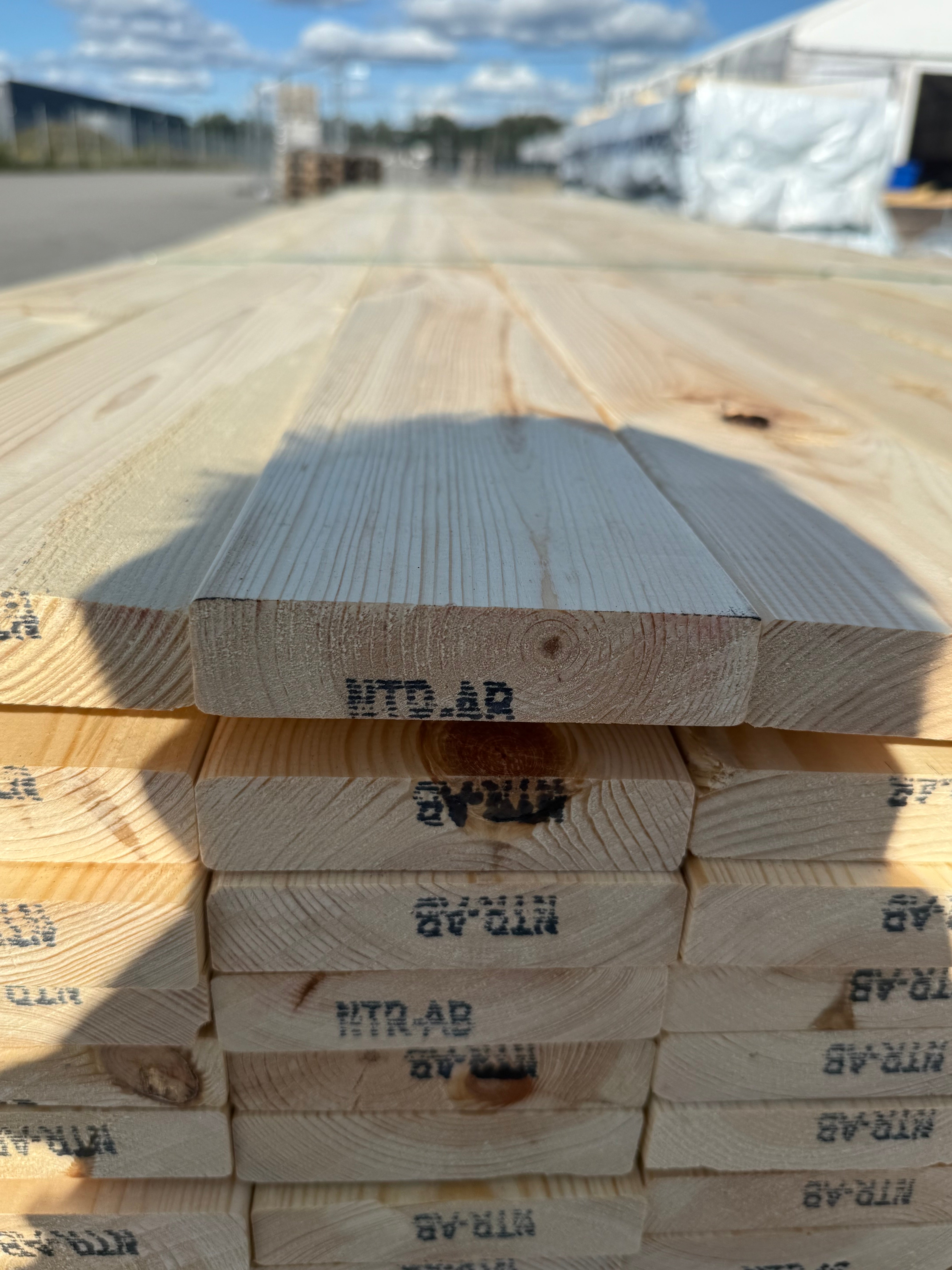 Paket Hyvlad 28x120mm 144st 4.20–4.50m – Andra sortering