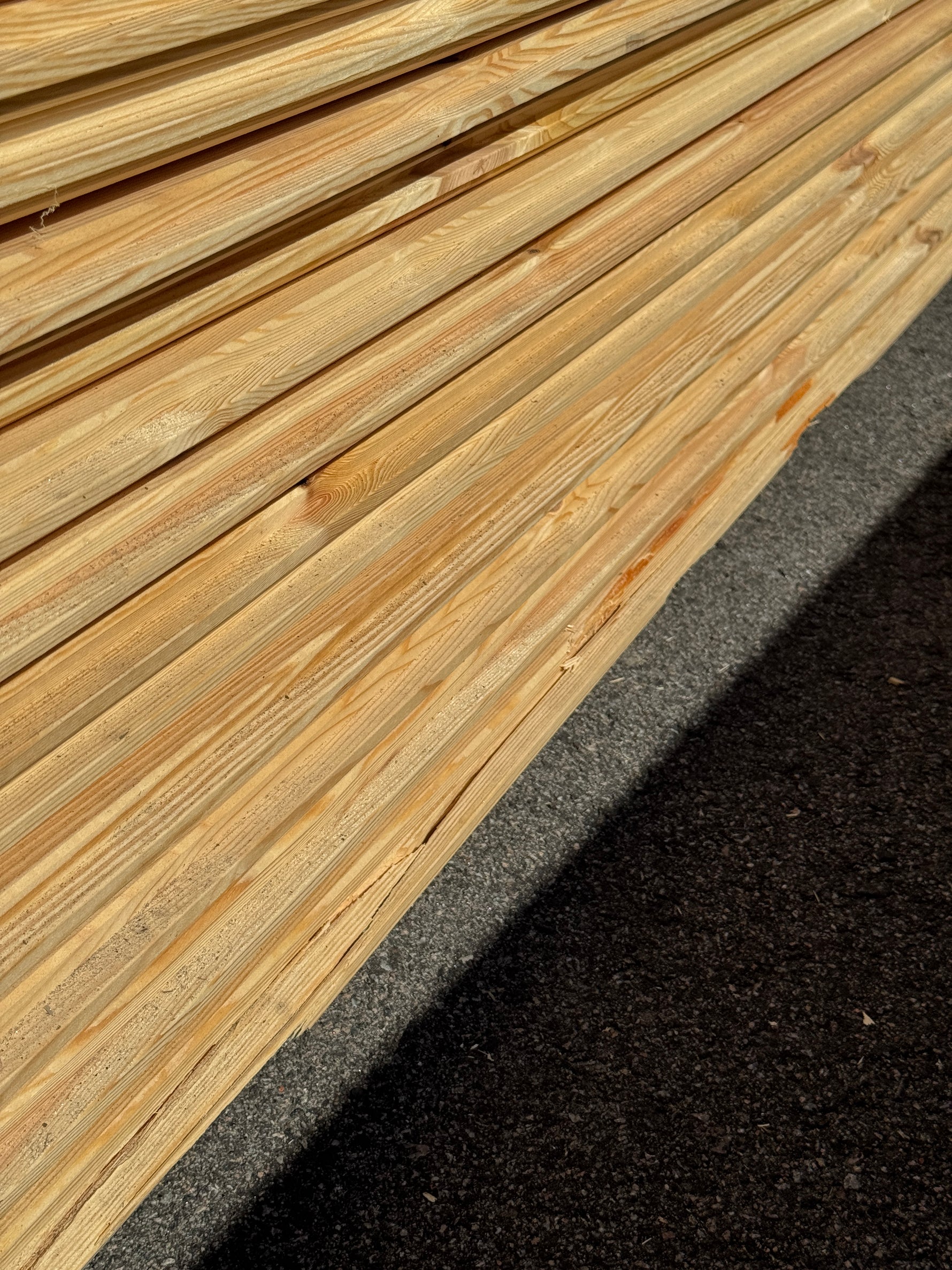 Paket Hyvlad Panel med Spont 34x145 – 165st – 4.20 m – ANDRASORTERING