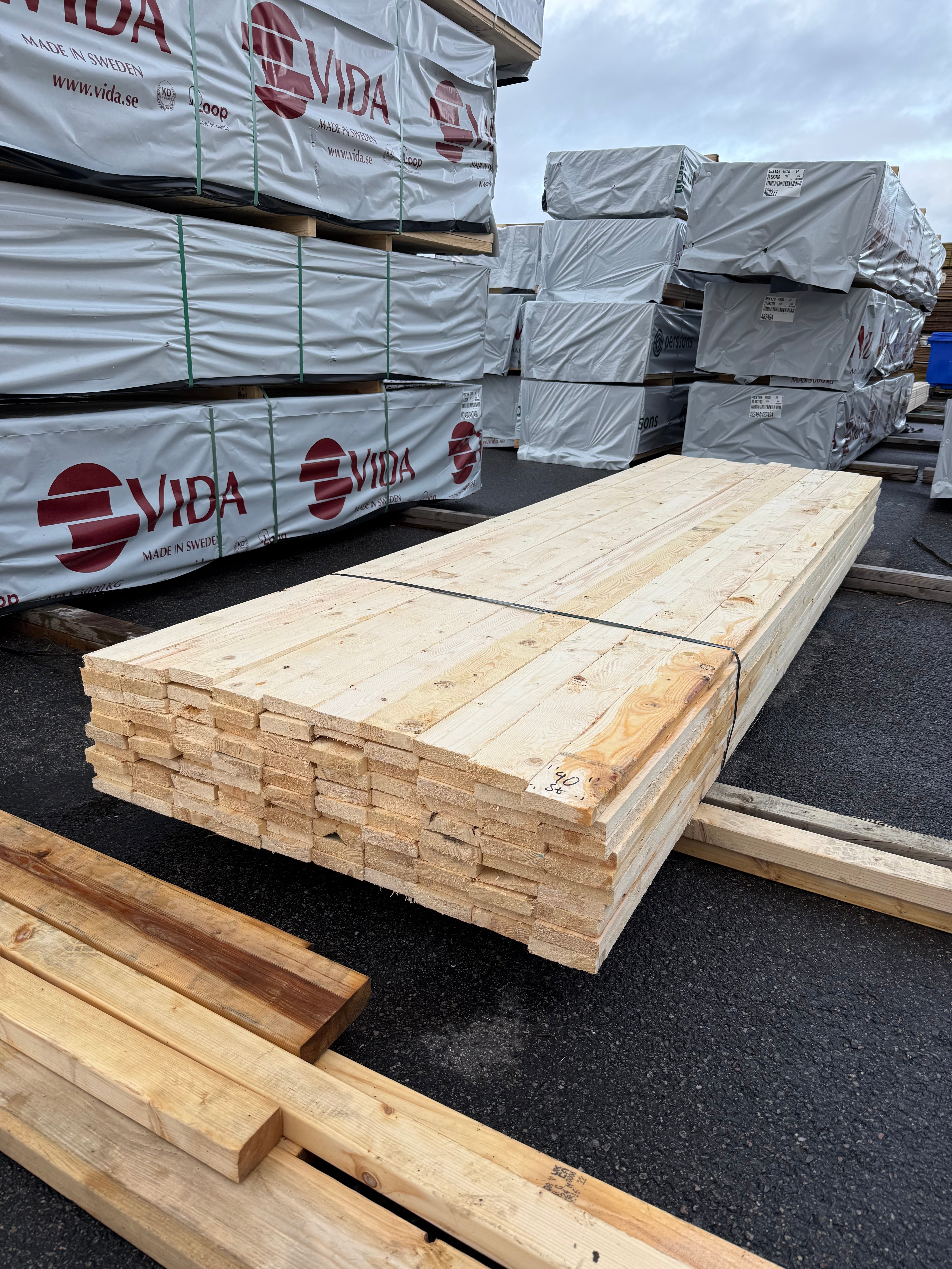 Paket Brädor Råsågade 25x100mm – 82st (3,60 m, Gran, Vankant/Bark)