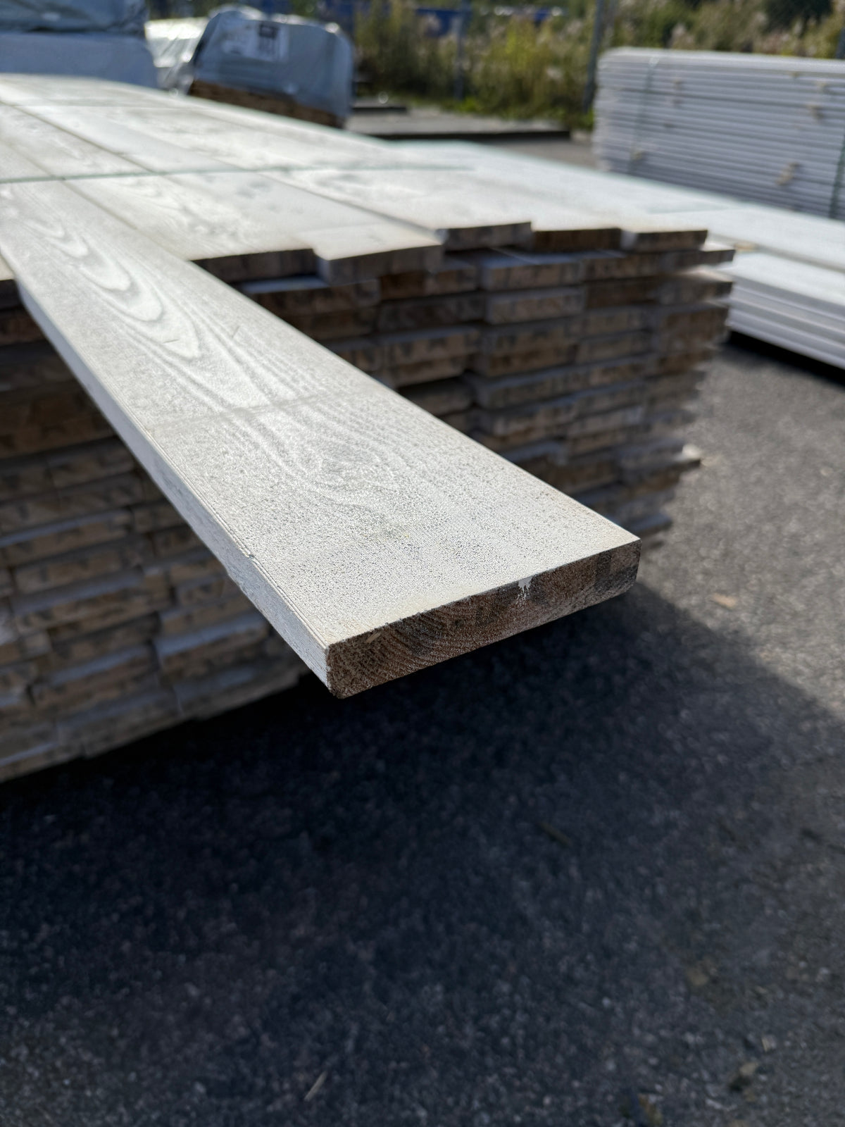 Paket Finsågade Brädor 22x120mm 3,00m 143st Grundmålade