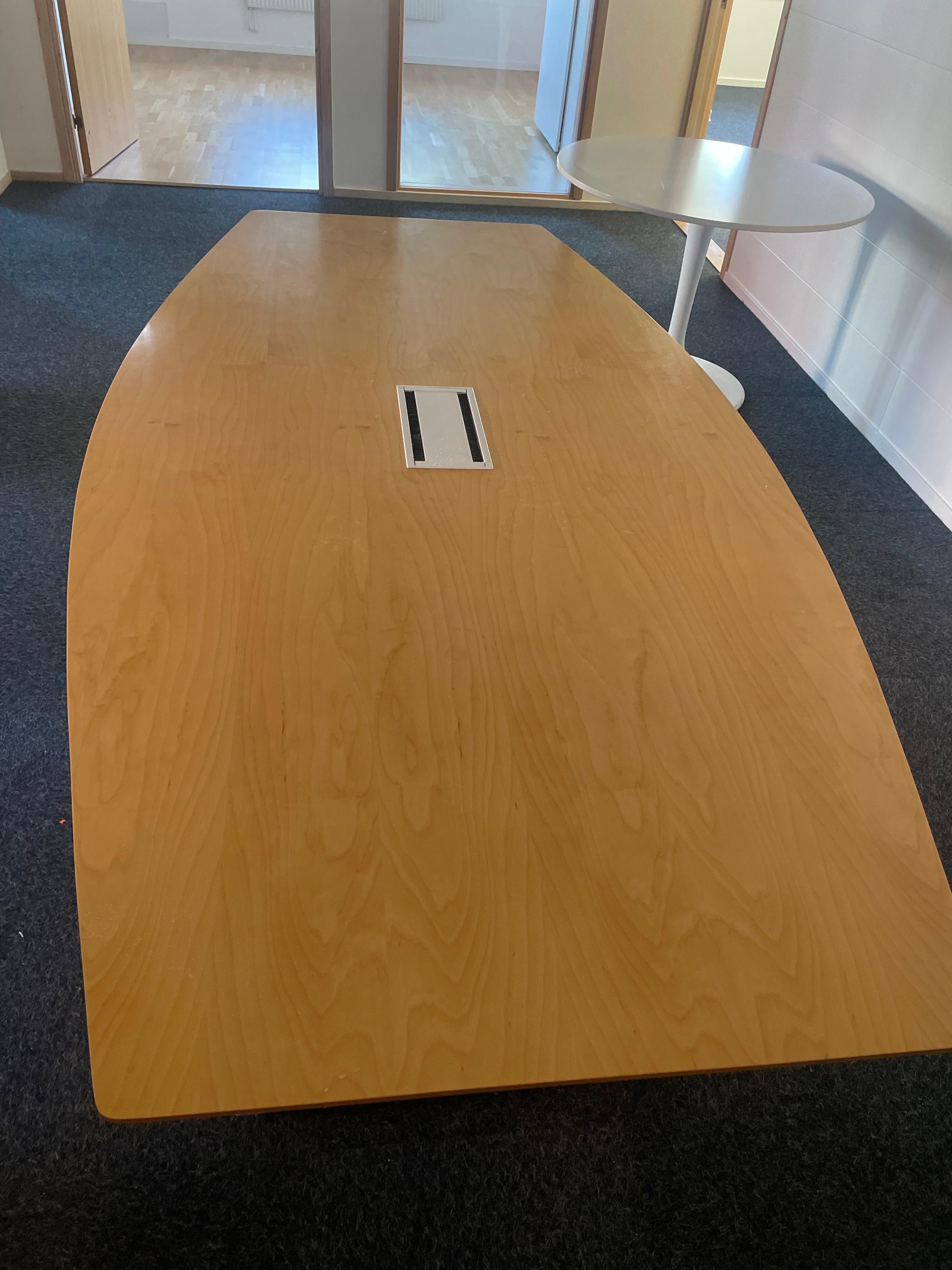 Konferensbord med 8 klädda stolar