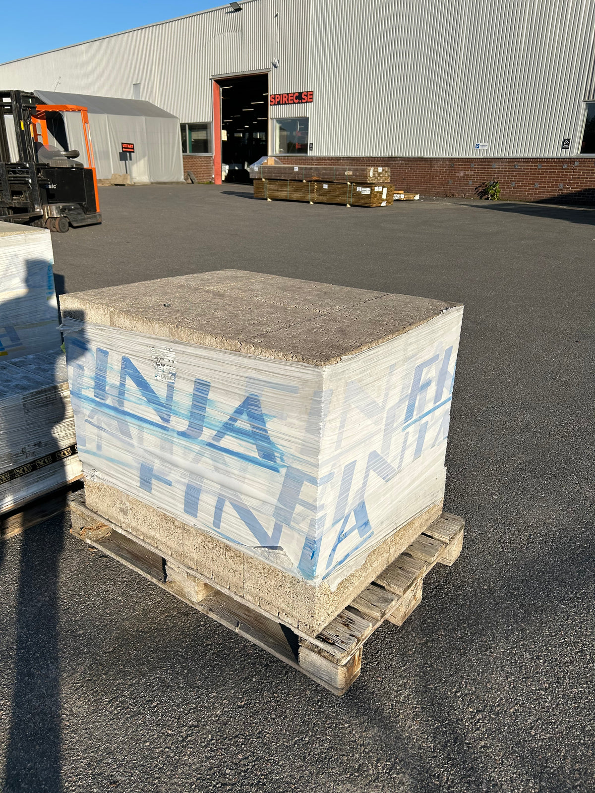 Pall Finja Betong Hålsten 25H 190×250×390 mm – 32 st