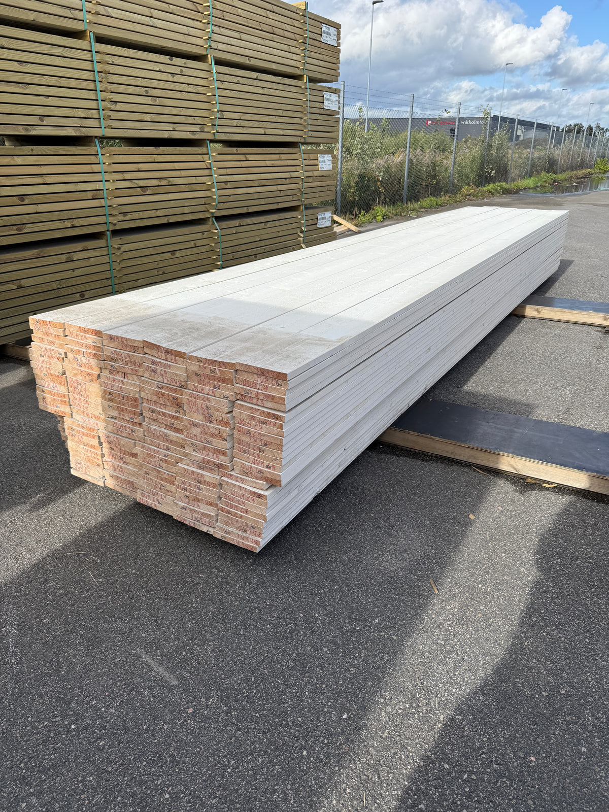 Paket Finsågade Brädor 22x170mm, 150st 5,40m Grundmålade
