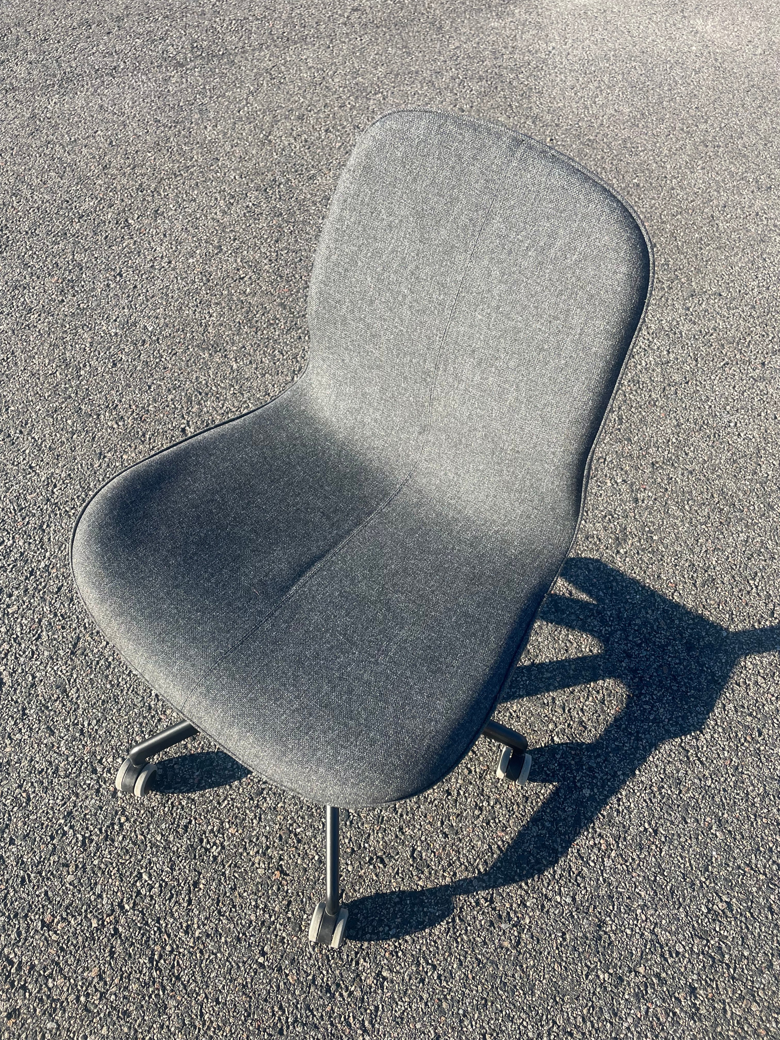 Konferensbord med 8 klädda stolar