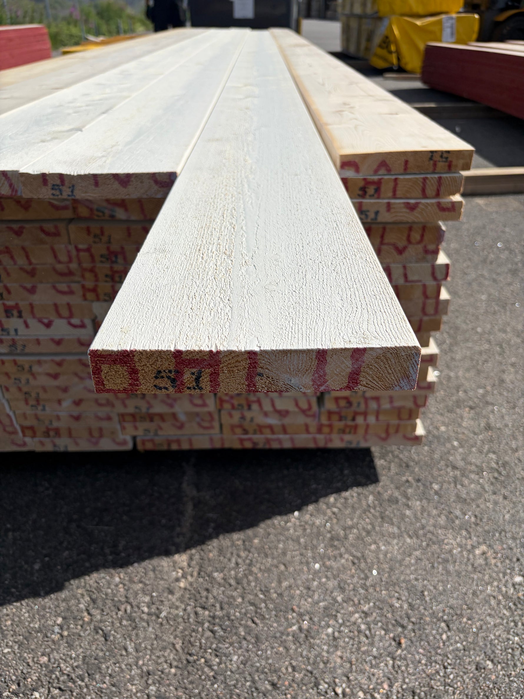 Paket Finsågade Brädor 28x170mm, 102st 5.10m Grundmålade