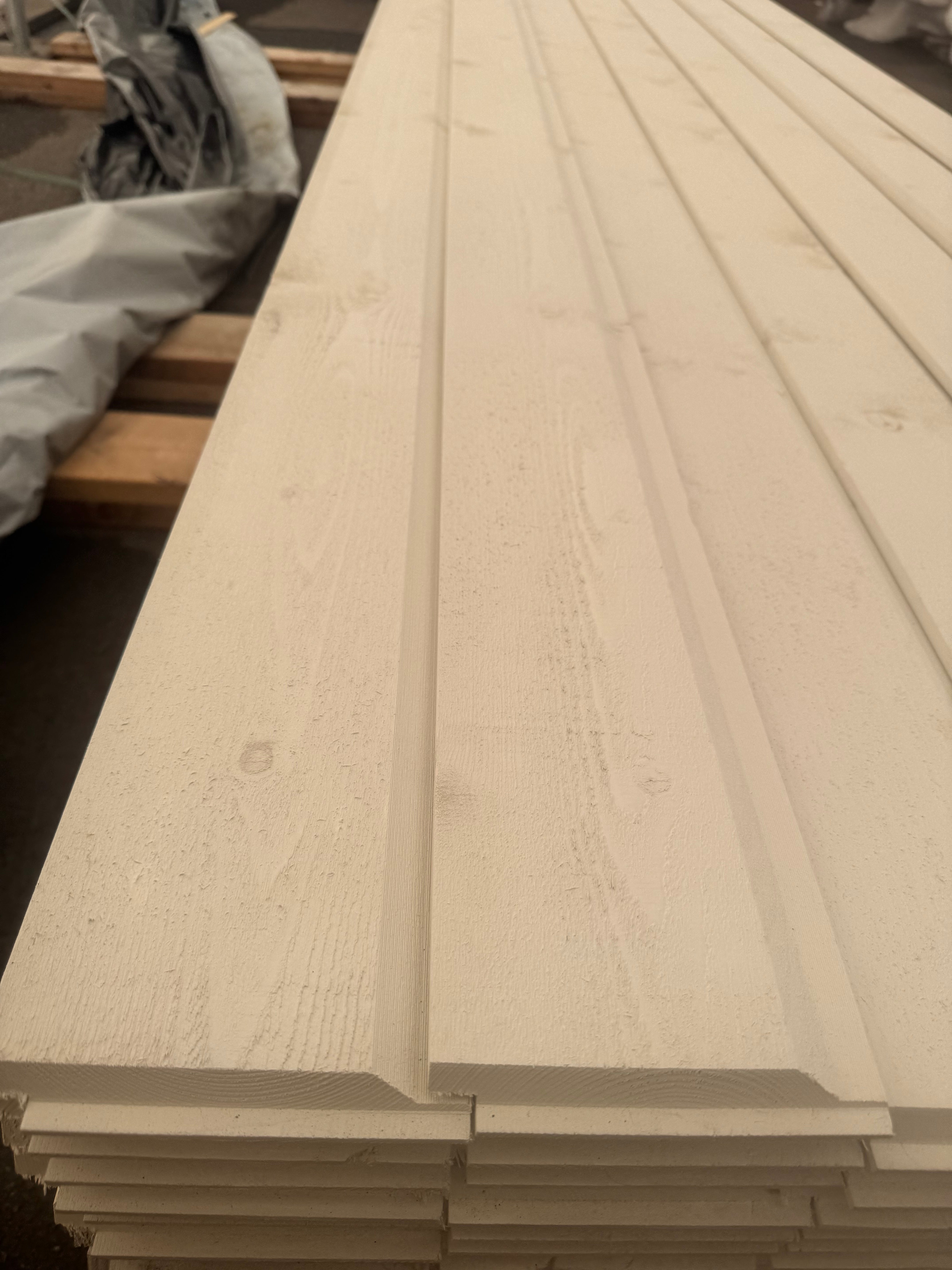 Paket Falsad Enkelfas 21x145 mm – 5,40 m – 156 st – Vit Grund + Mellanstruken (Alkydoljefärg)
