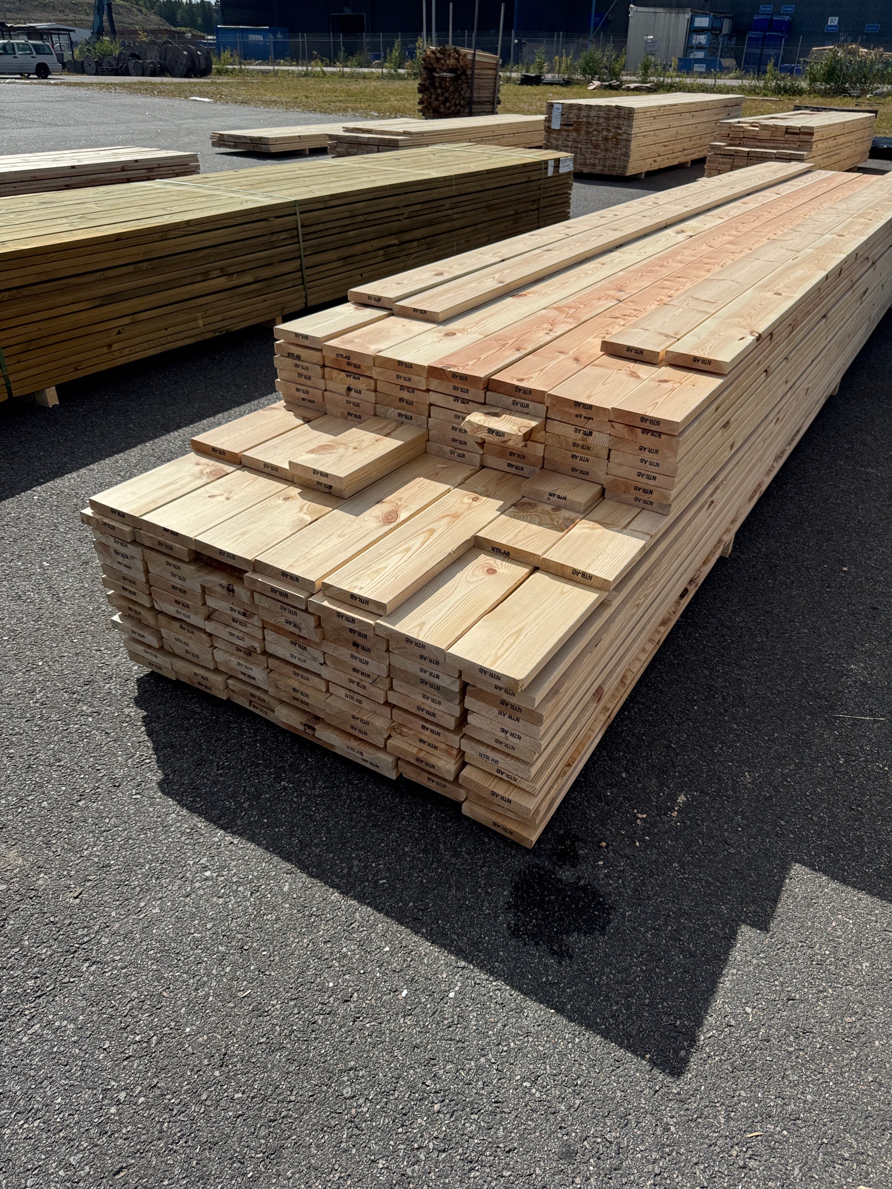 Paket Hyvlad 28x145 – 135st – 4.50–5.40 m – ANDRASORTERING