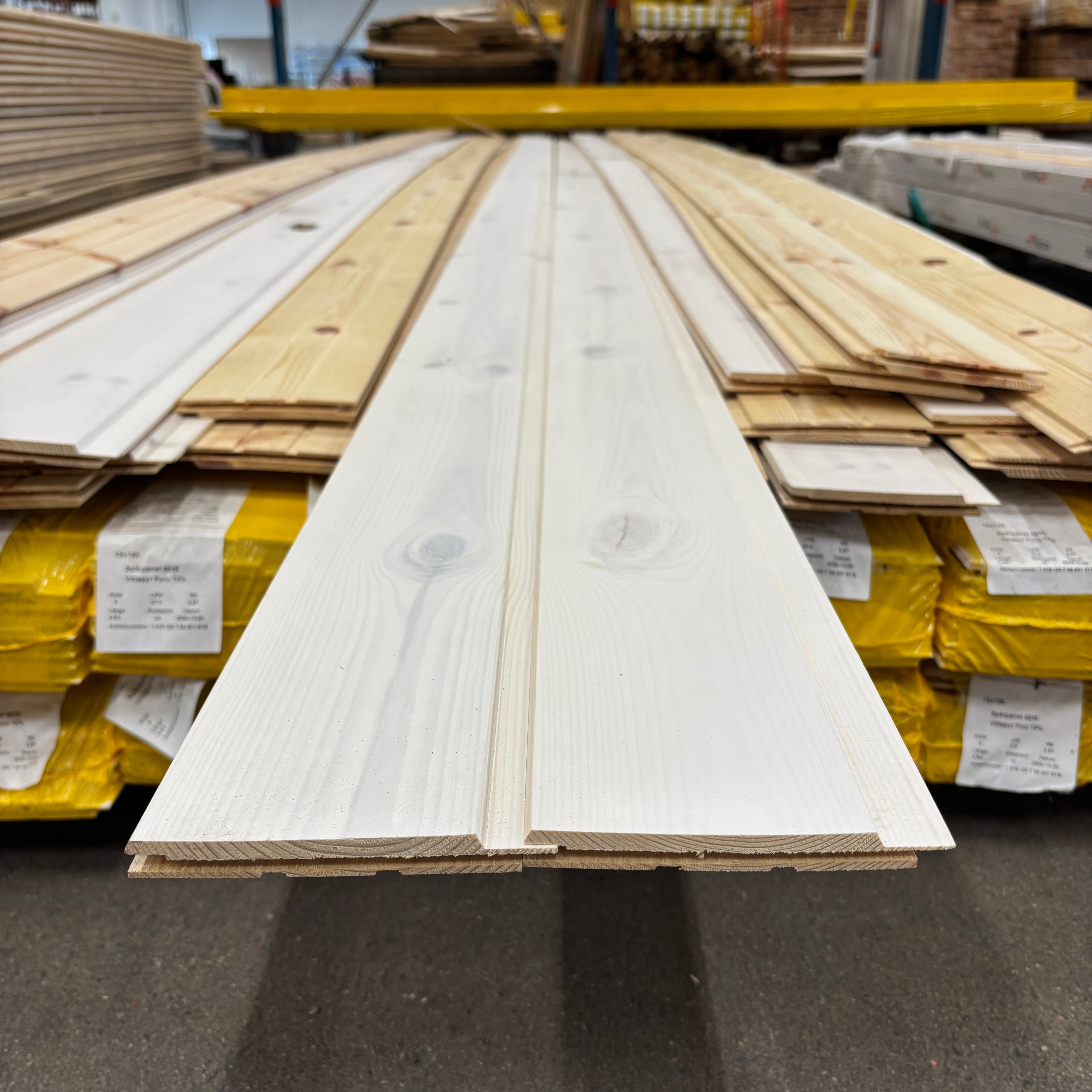 Paket Spårpanel 13x120mm – 135 st (4,40 m, furu, vitlasyr + lack)