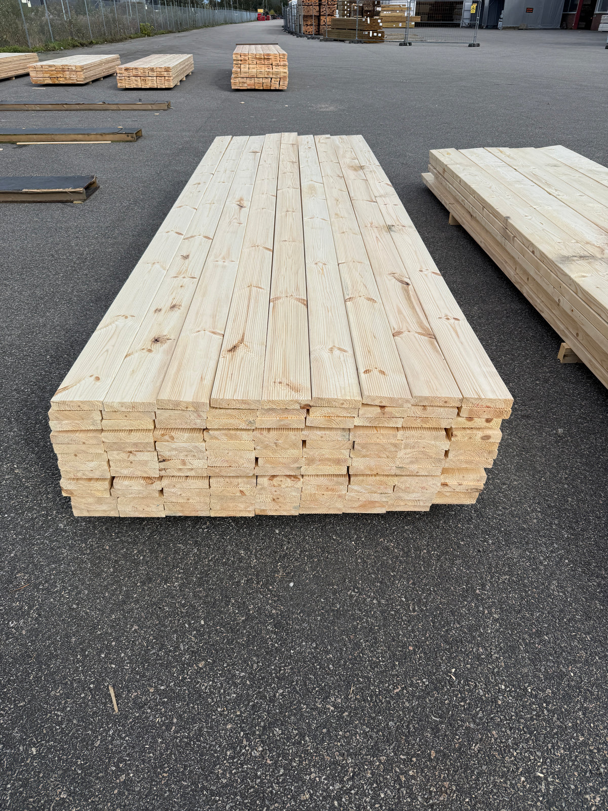 Paket Obehandlad Rillad Trall 28x120mm Furu 3,60m – 117st (Andra Sortering)