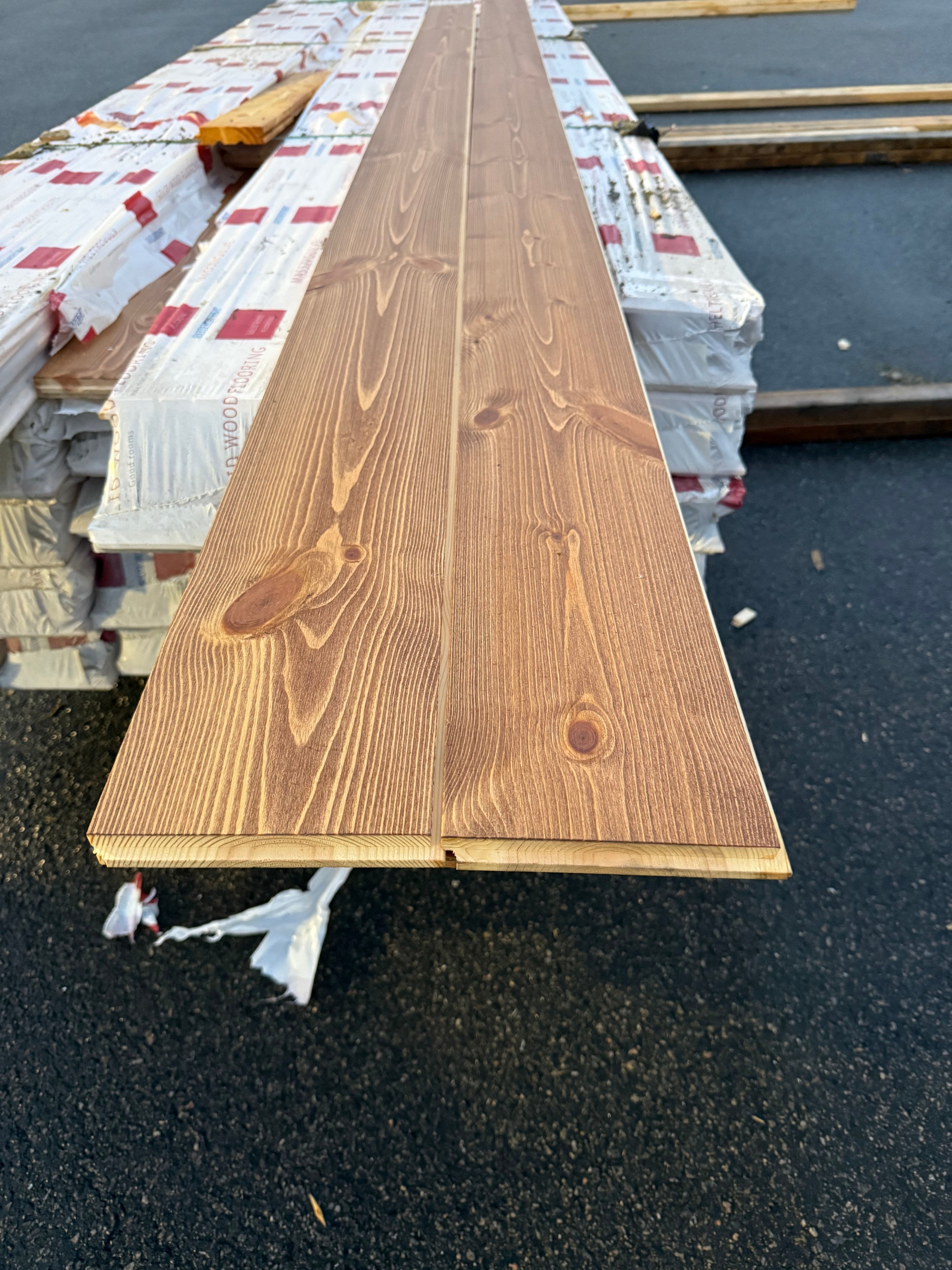 Massivt Golv 25x162 mm Borstad Cognac (Ekonomi Furu, Moelven) - Per bunt