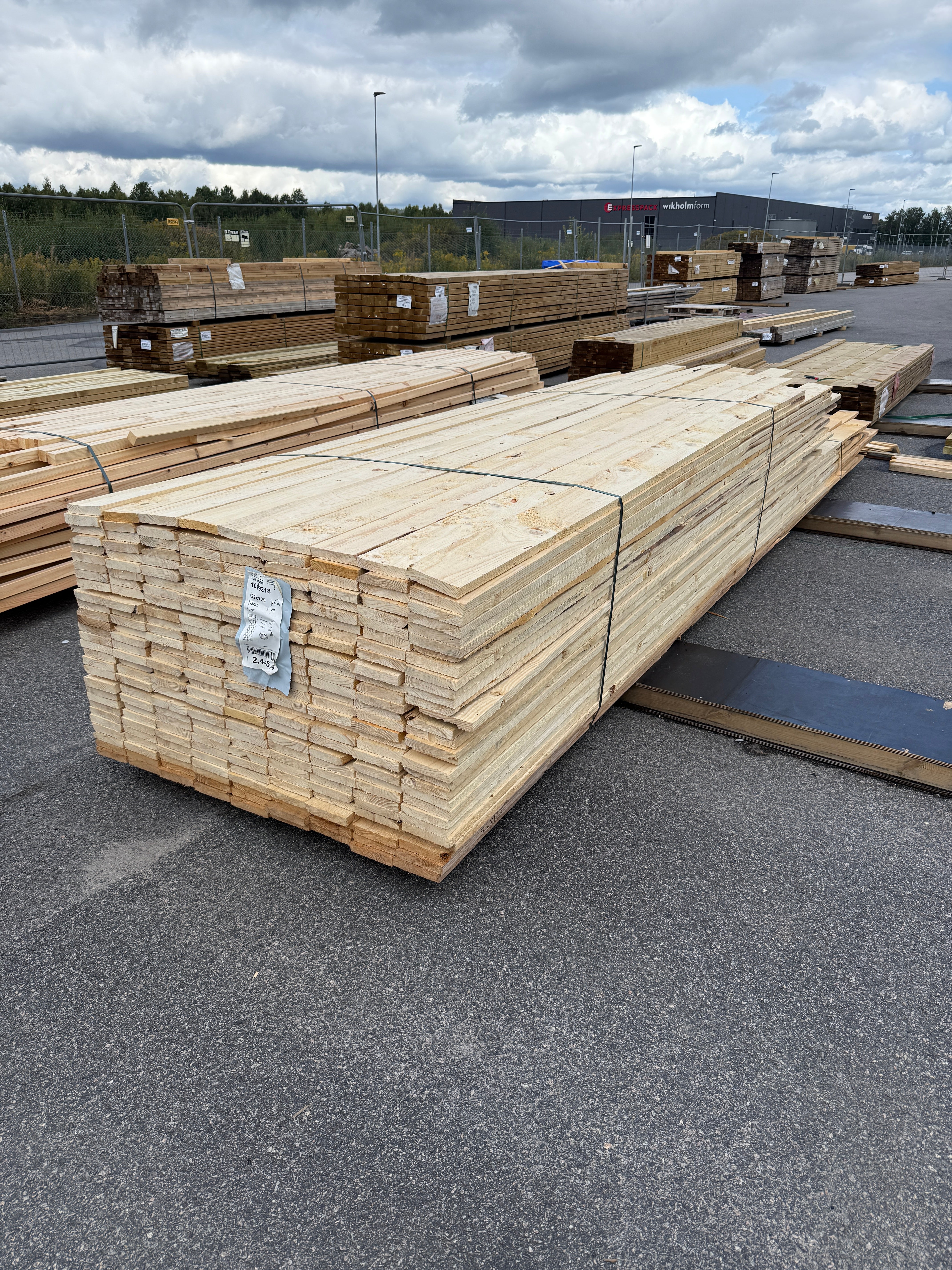 Paket Råsågade Brädor 22×125 mm – 261 st (2,40-5,40m)