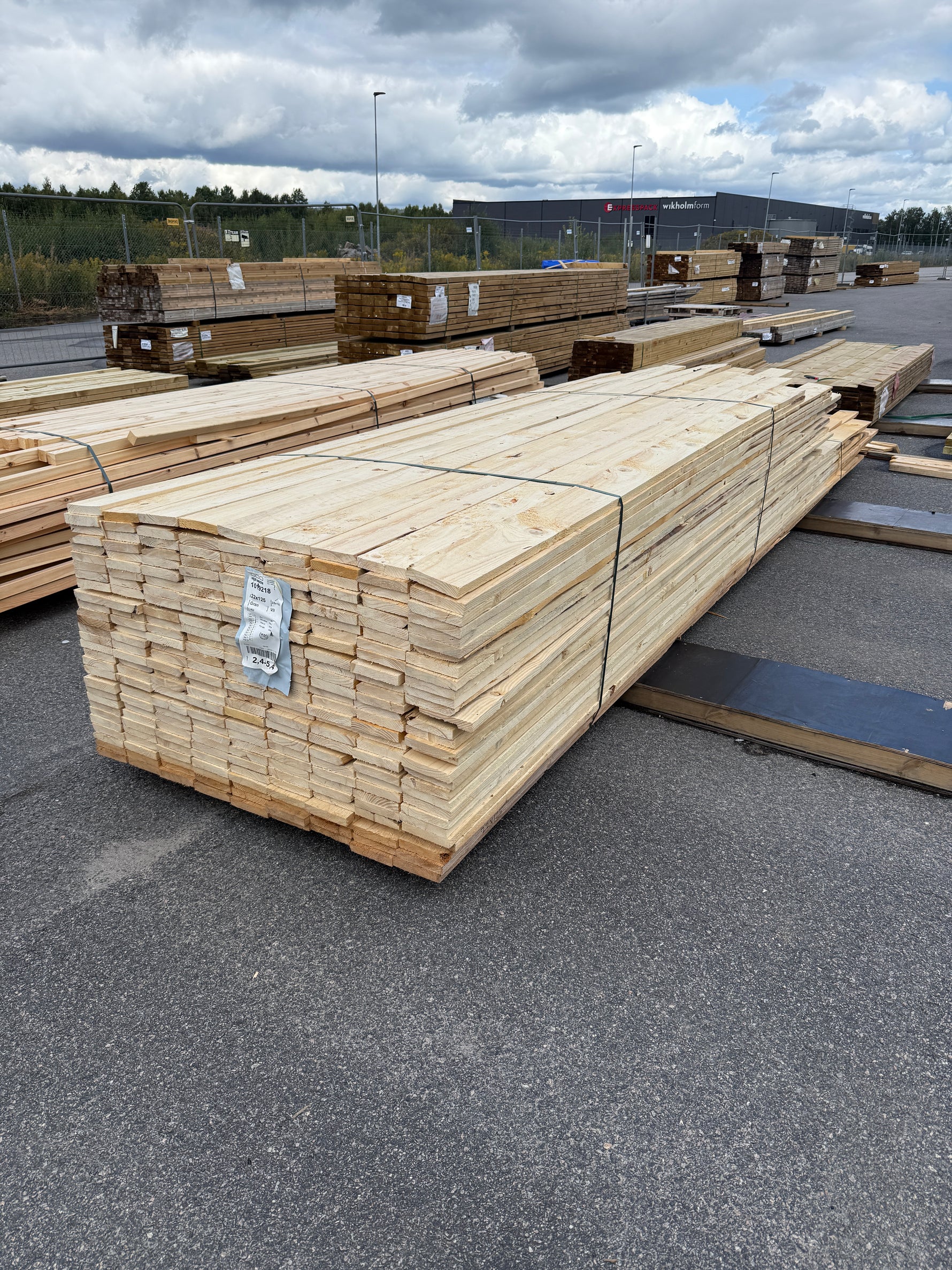 Paket Råsågade Brädor 22×125 mm – 261 st (2,40-5,40m)