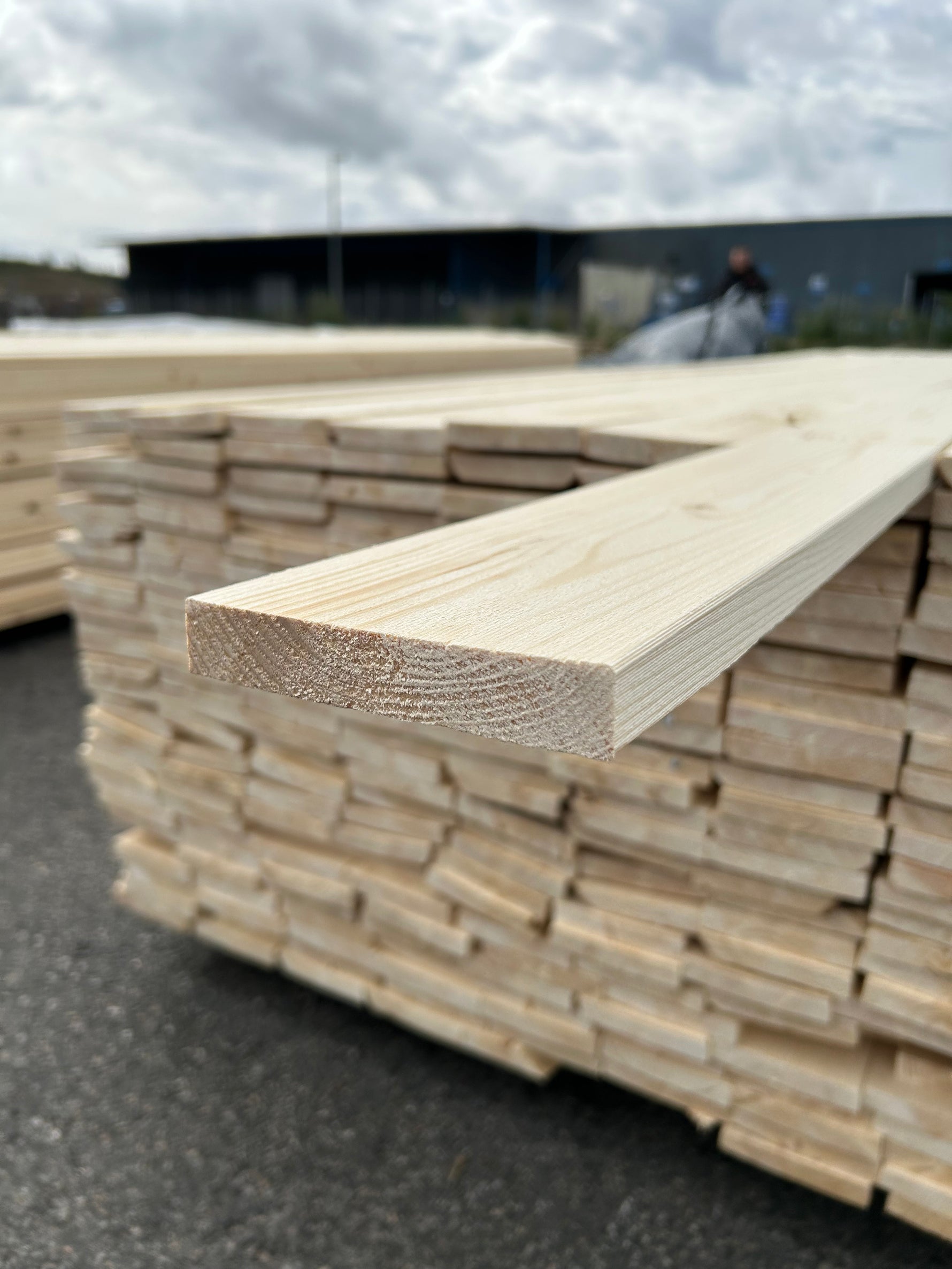 Parti Finsågade Brädor 22x120 mm – 3.60–4.80 m (Andra sortering)