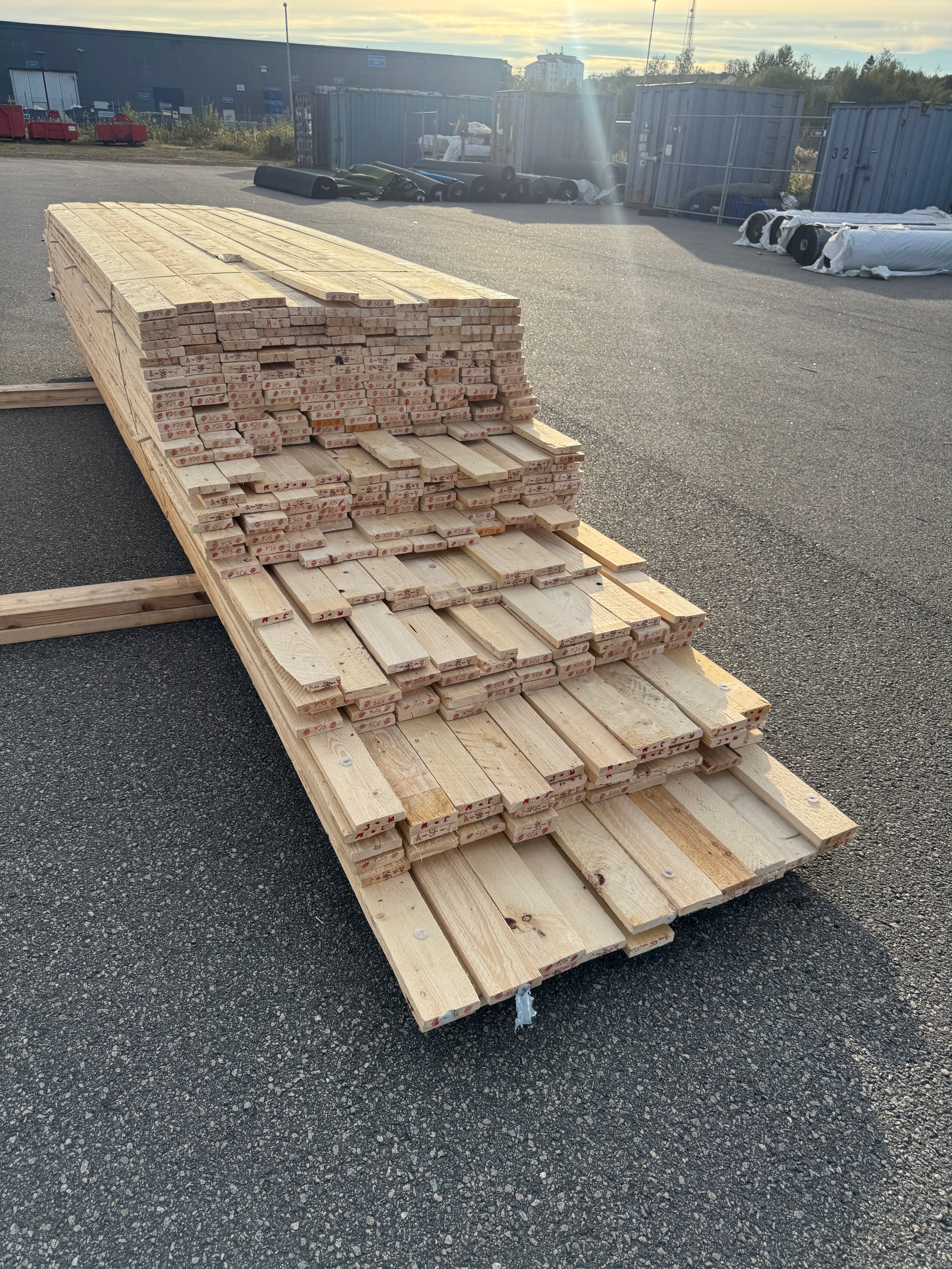 Paket Brädor 22x100mm Råsågad – 365 st (3,6–5,4 m, gran, obehandlad)