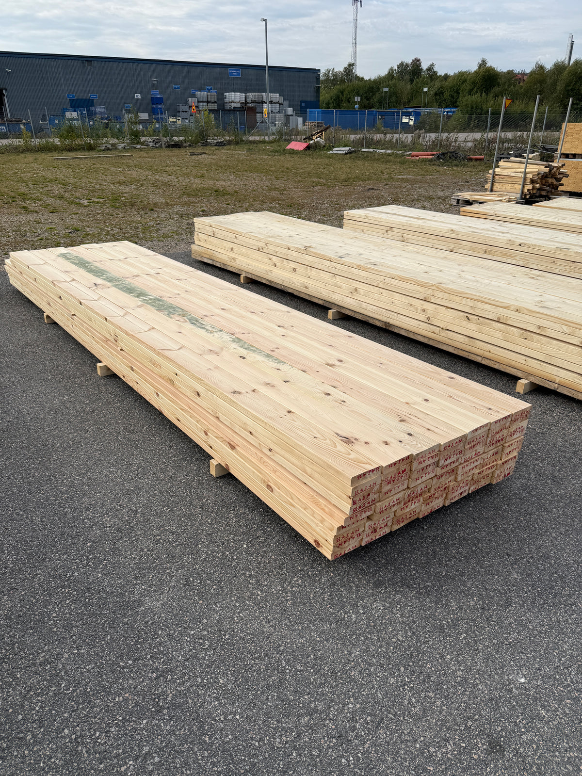 Paket Hyvlade Furu Brädor 36x148mm 4,20–4,50m – 63st (Andra sortering)