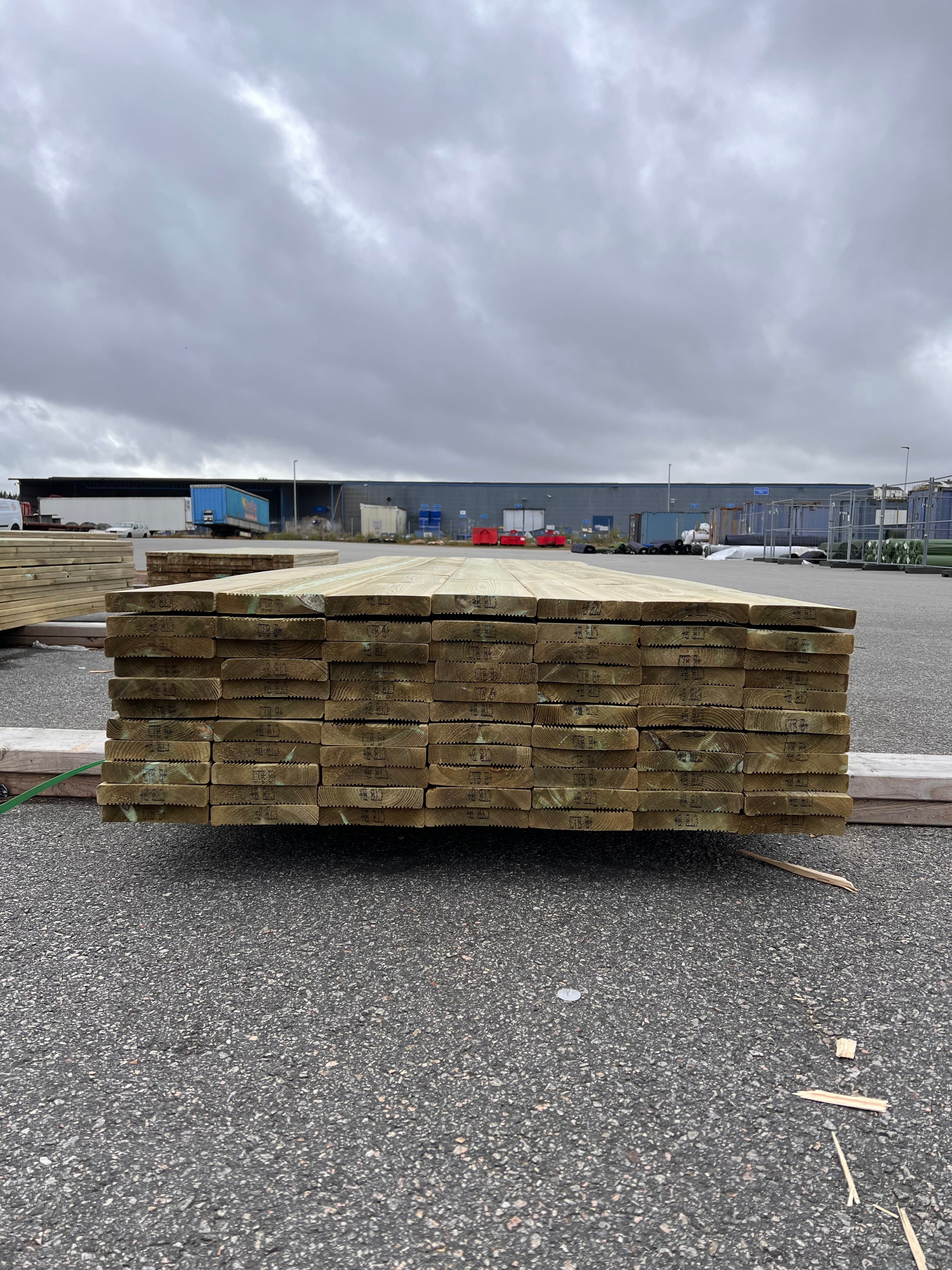 Tryckimpregnerad Rillad Trall 27x145 3,60 m – 77 st (B-sortering)