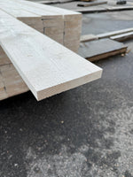 Finsågade Brädor 22x145mm 4,50m – Grundmålade (Säljs per styck)