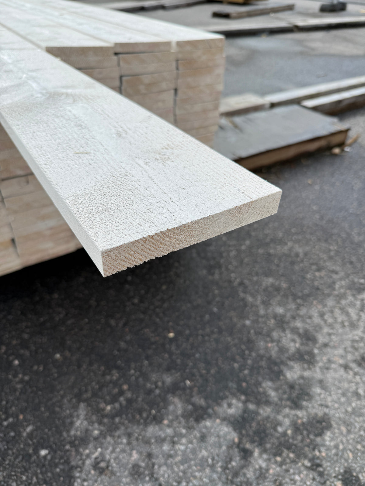 Finsågade Brädor 22x145mm 4,50m – Grundmålade (Säljs per styck)
