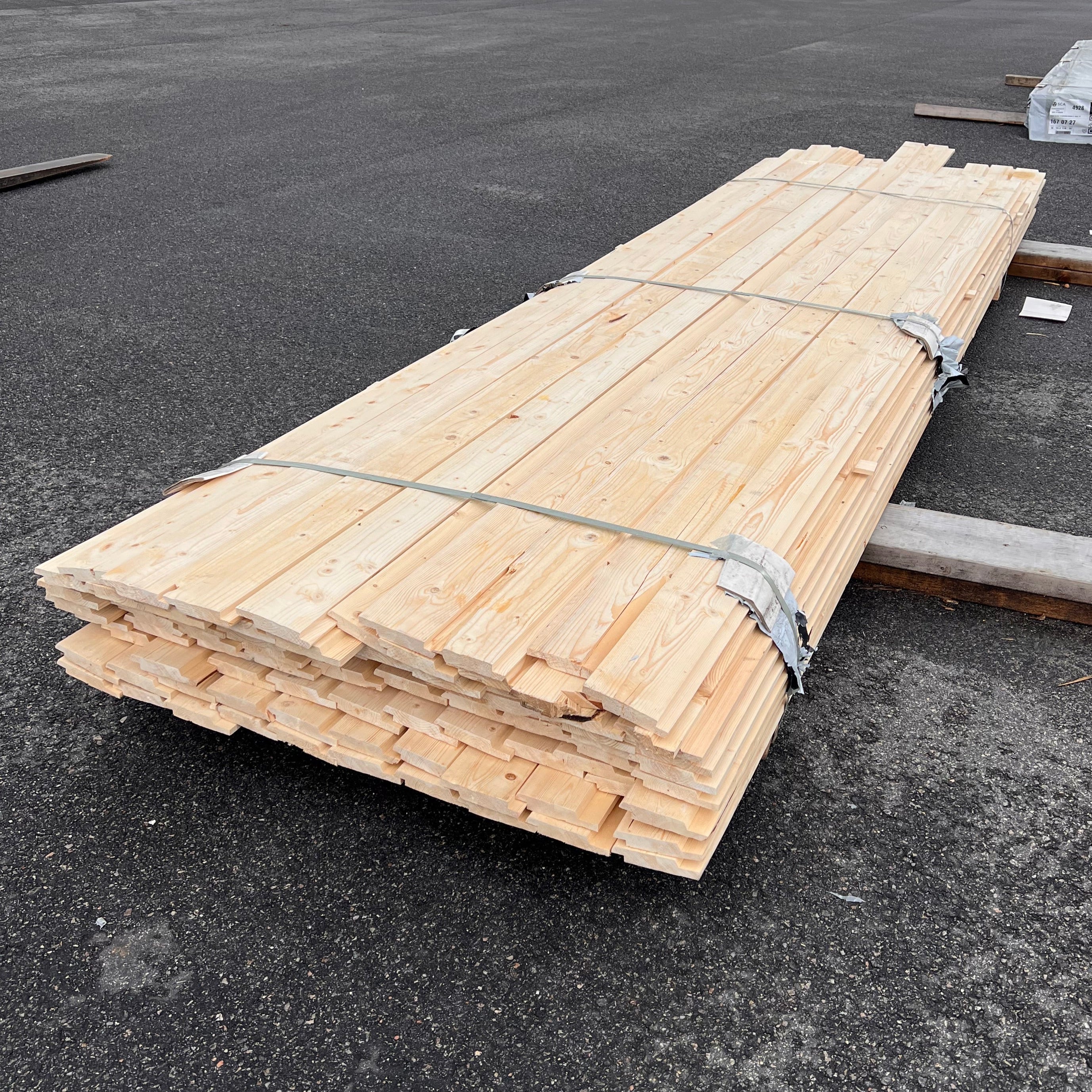 Paket Falsad spårpanel 22x120 mm – 85 st- 3,60-4,29m (Gran) B-Sort