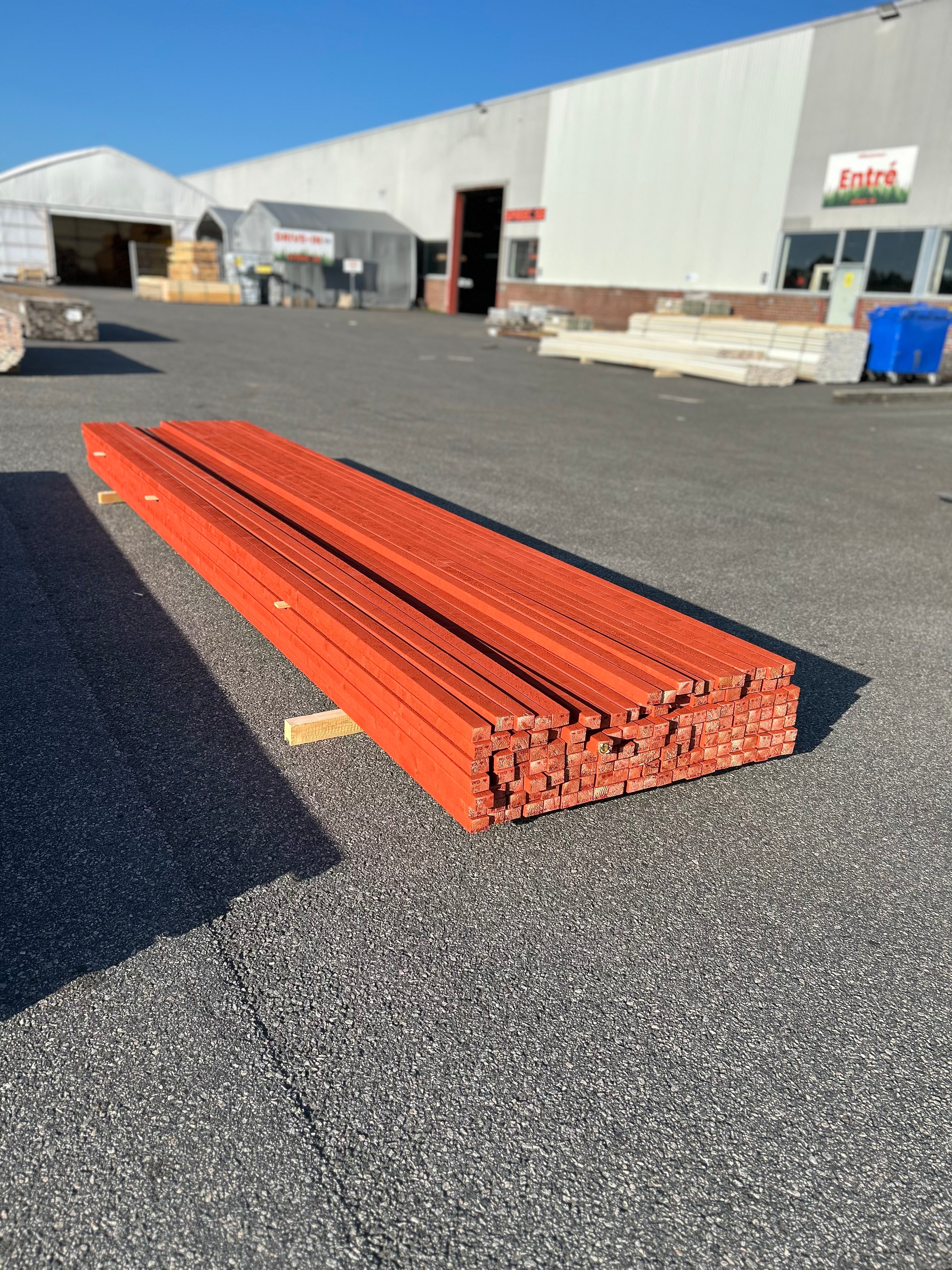 Paket Läkt 34x45 – 142st (4.50 m) – Grundmålad Ljusröd Slam