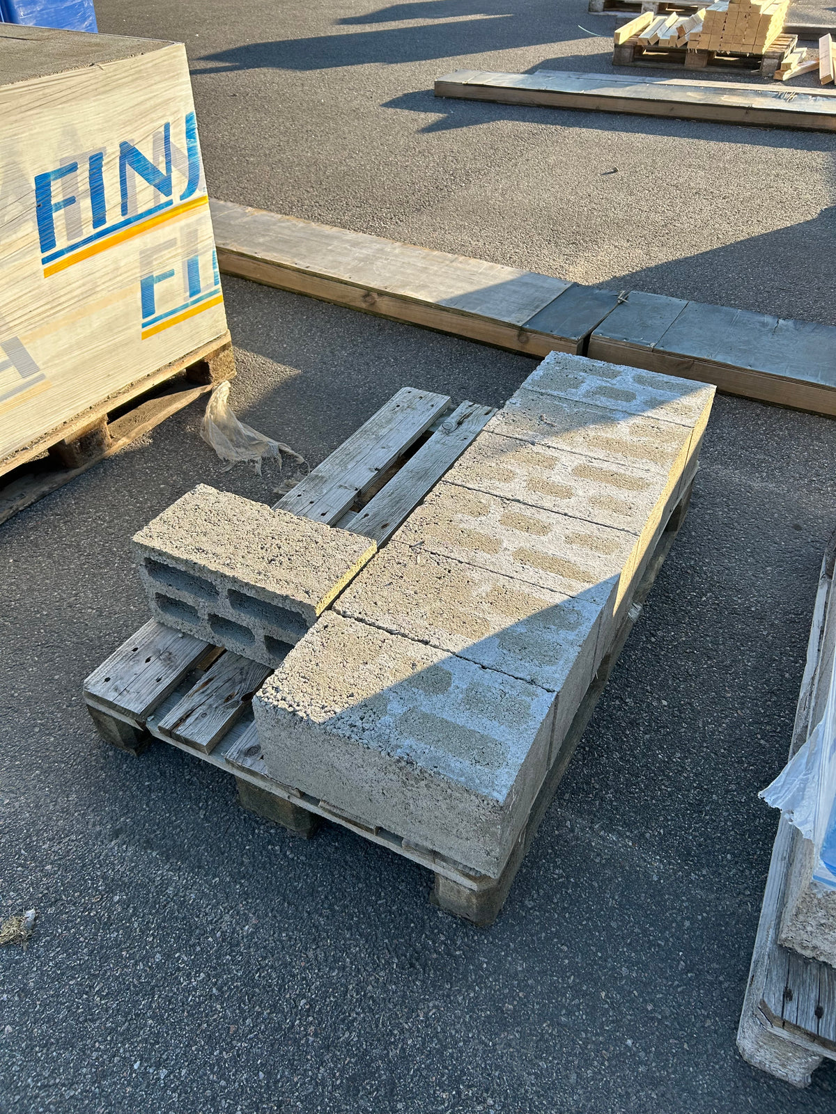 Pall Finja Betong Hålsten 190×200×390 mm – 7 st