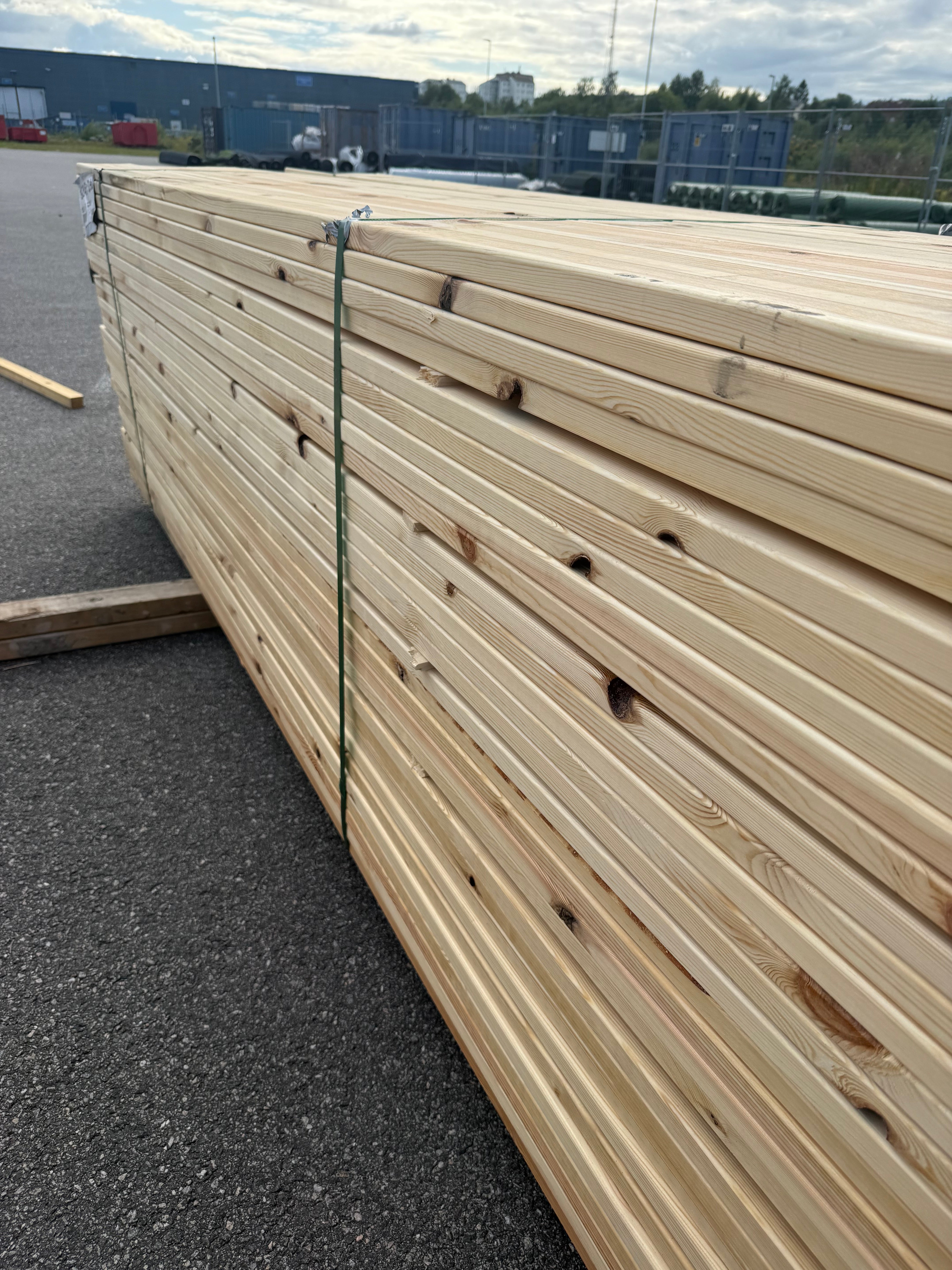 Paket Rillad Trall 28x145 mm Furu (Sekunda)
