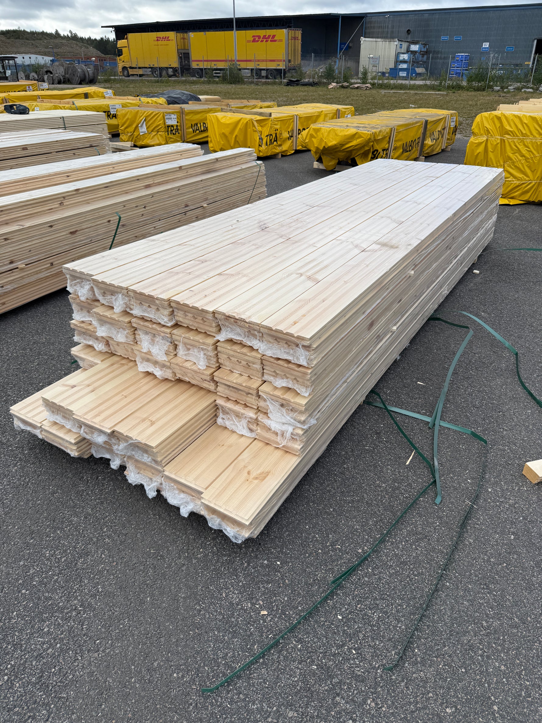 Parti Massivt Furugolv Borstad Ljusgrå Ekonomi 25x160 mm – ca 64,32 m²