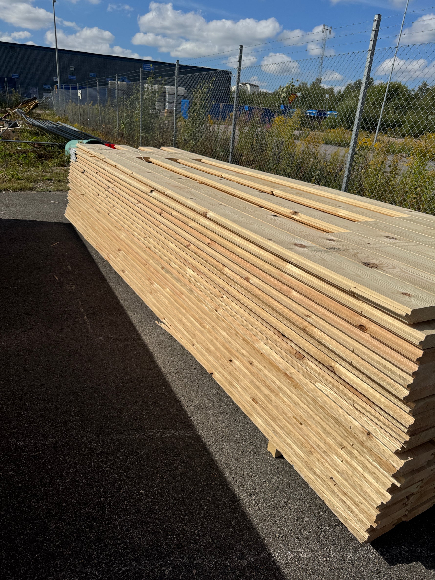 Paket Hyvlad Panel med Spont 34x145 – 165st – 4.20 m – ANDRASORTERING