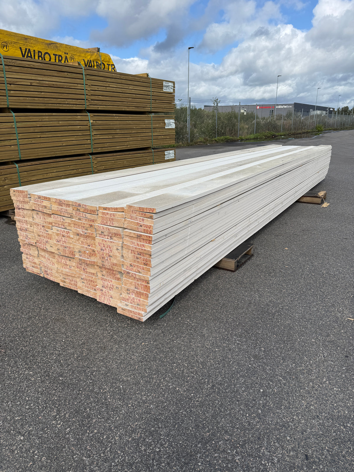 Paket Finsågade Brädor 22x170mm, 146st 5,40m Grundmålade