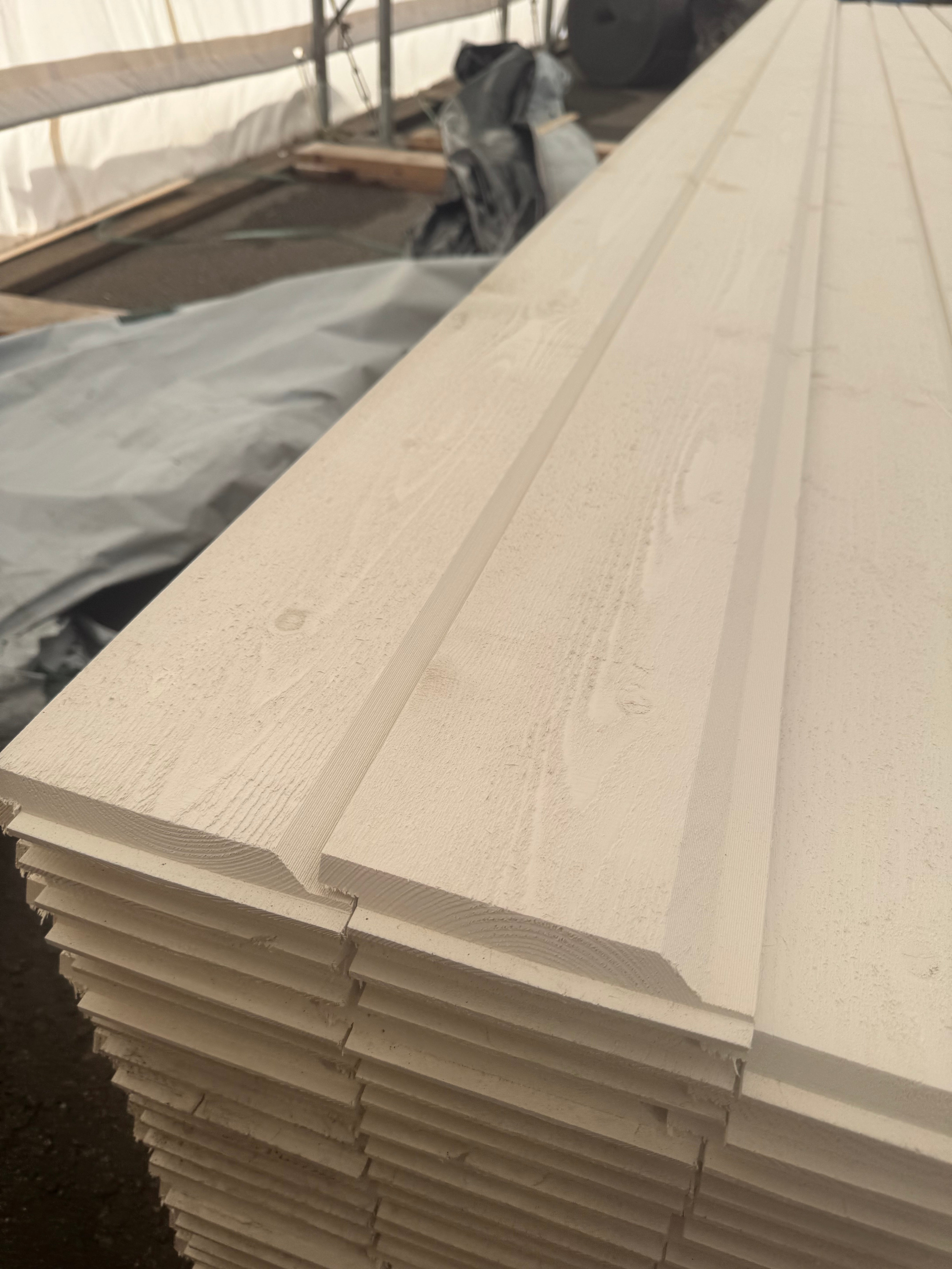 Paket Falsad Enkelfas 21x145 mm – 5,40 m – 156 st – Vit Grund + Mellanstruken (Alkydoljefärg)