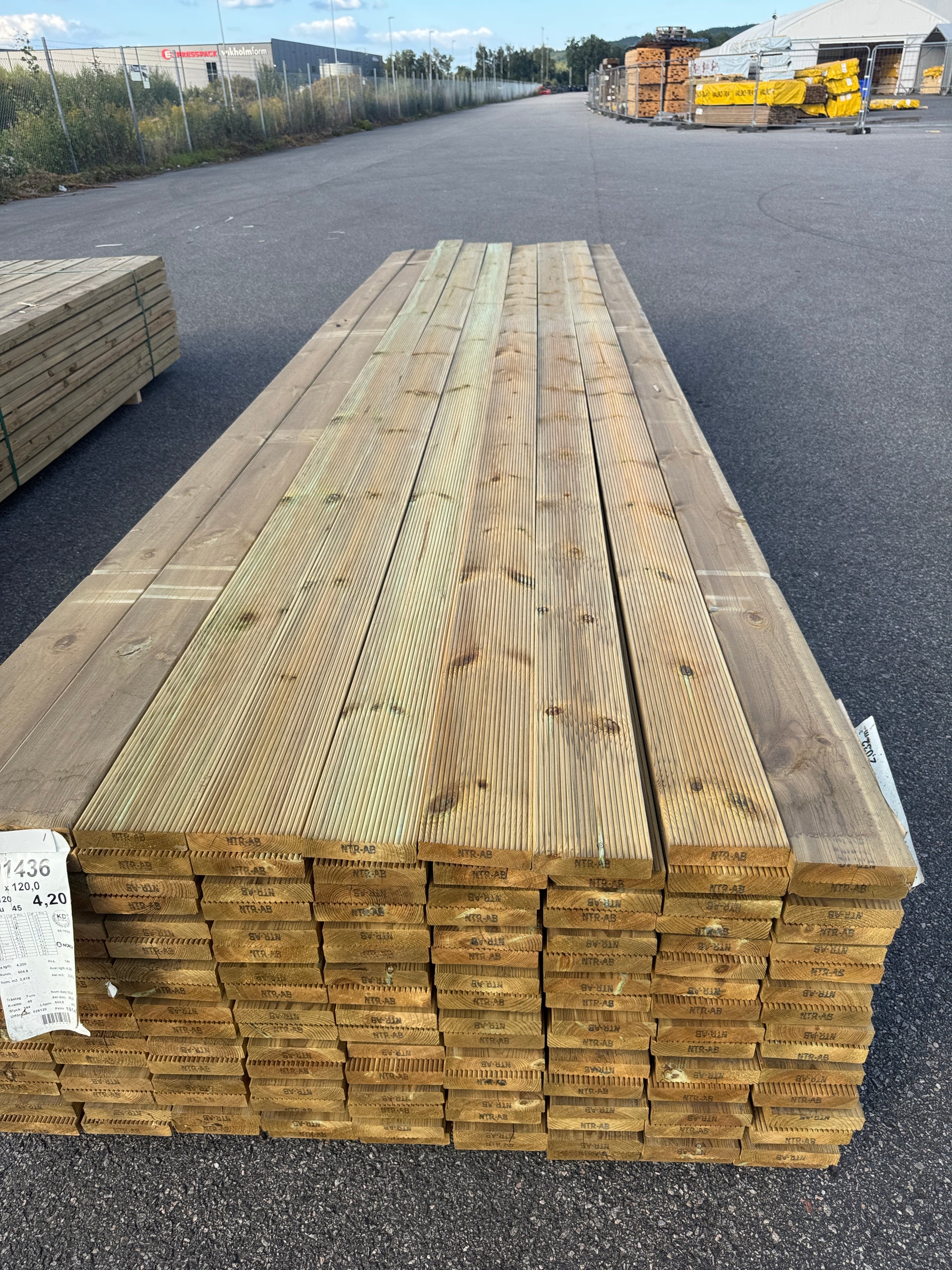 Paket Rillad Trall 28x120 – 144st – 4.20 m – NTR AB A-sortering