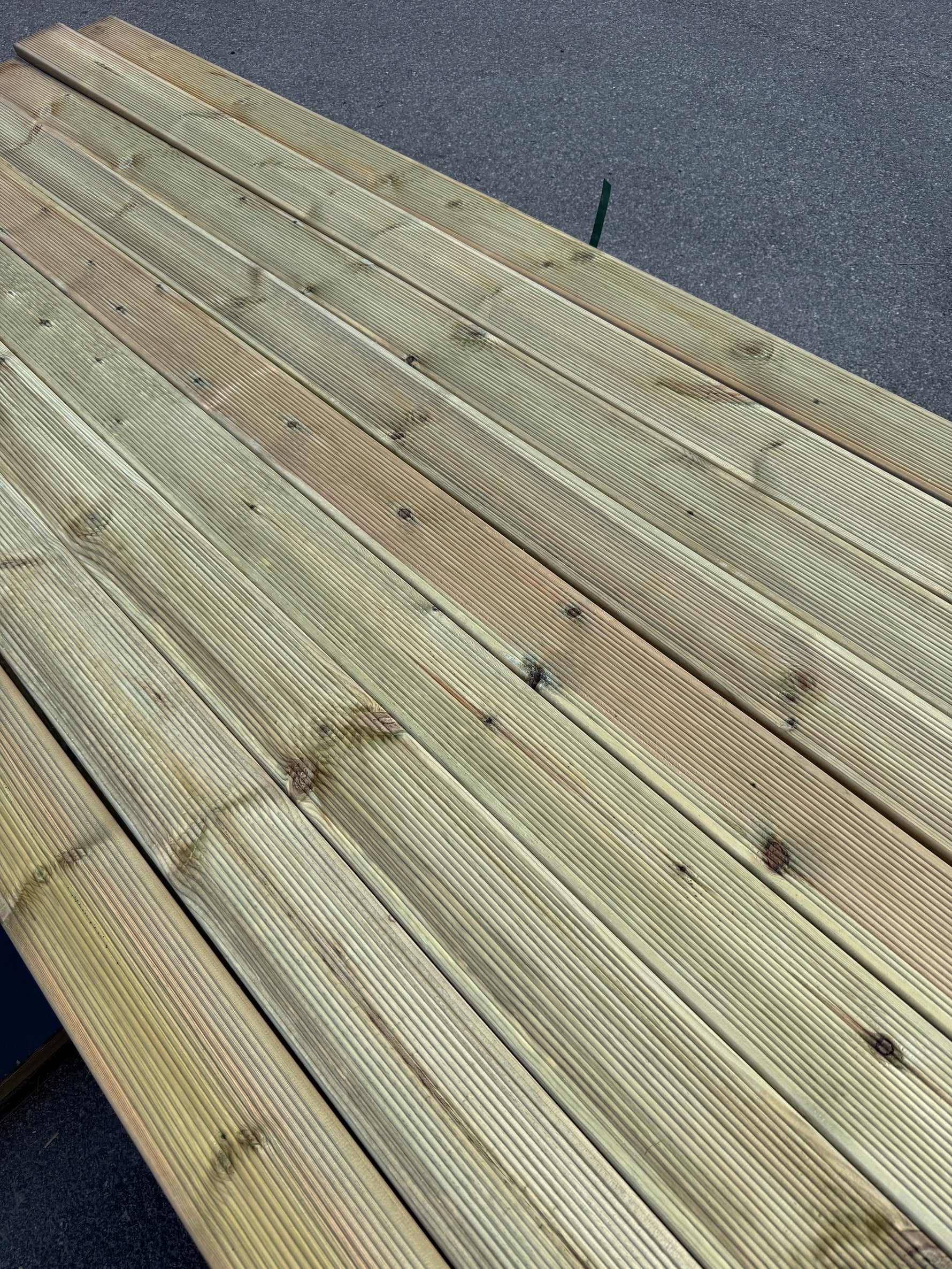 Paket Tryckimpregnerad Rillad Trall 28x120mm, 144st 5.10m- Väderbitet