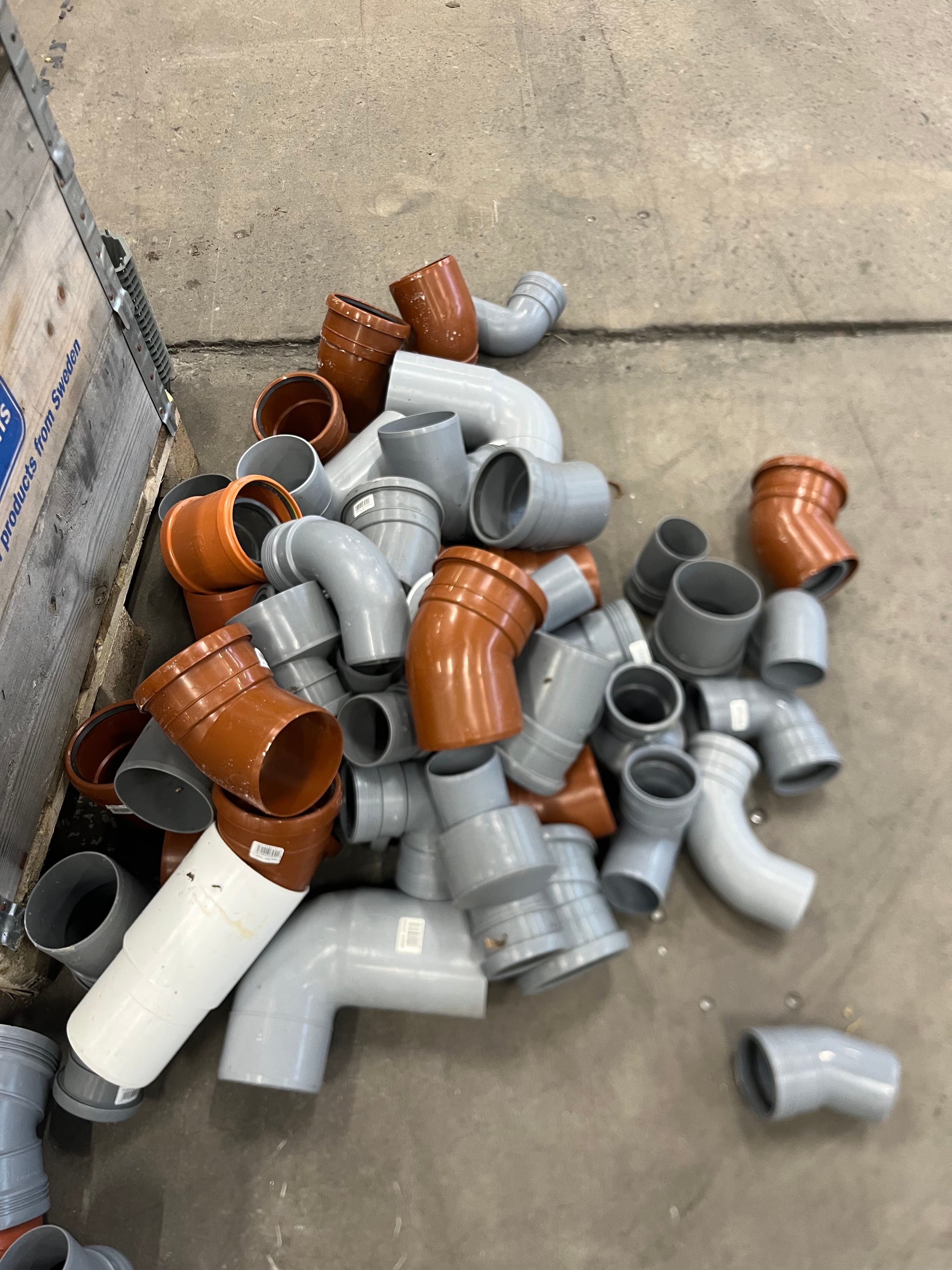 Parti med rördelar till markavlopp