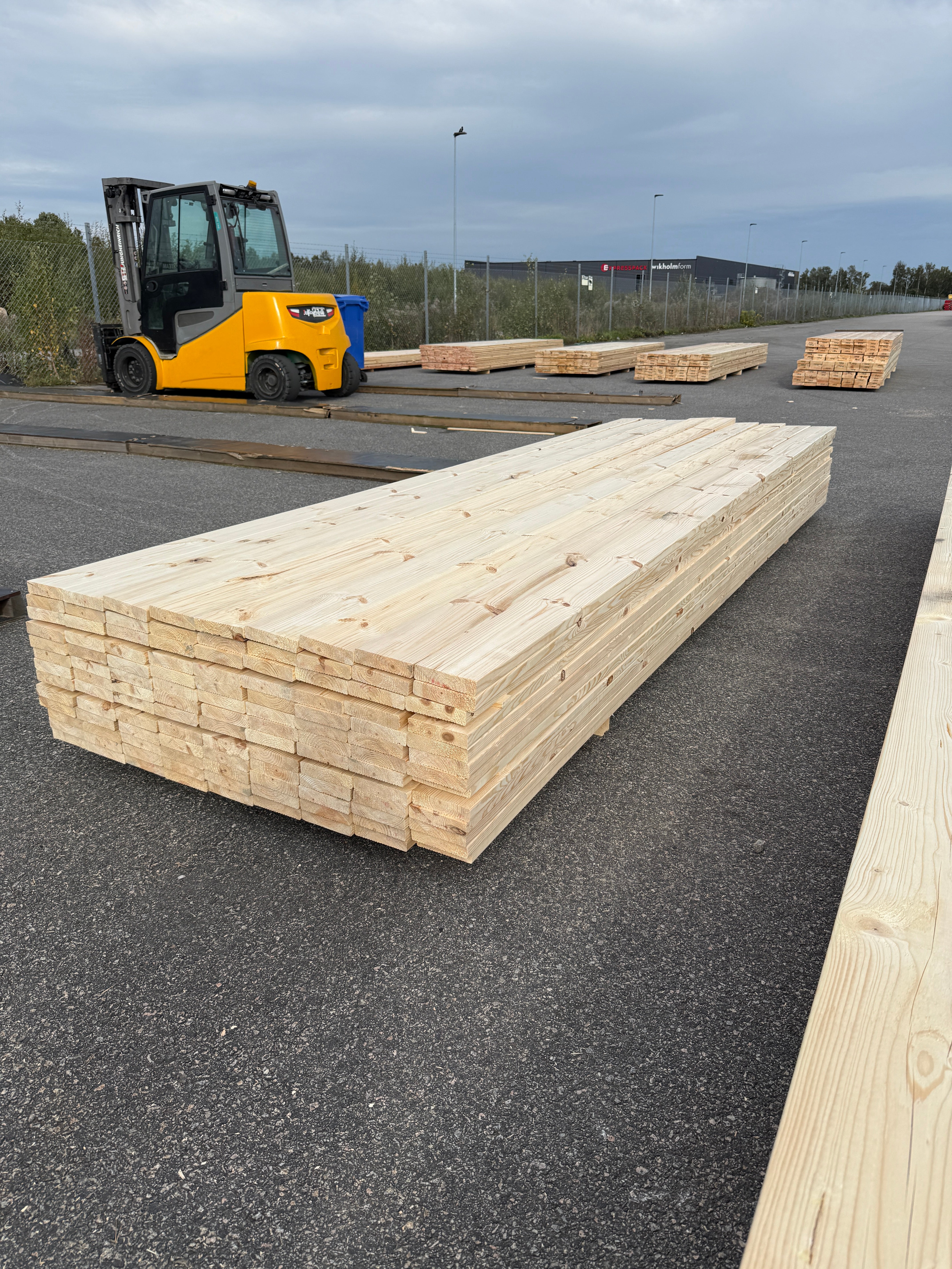 Paket Obehandlad Rillad Trall 28x120mm Furu 3,60m – 117st (Andra Sortering)