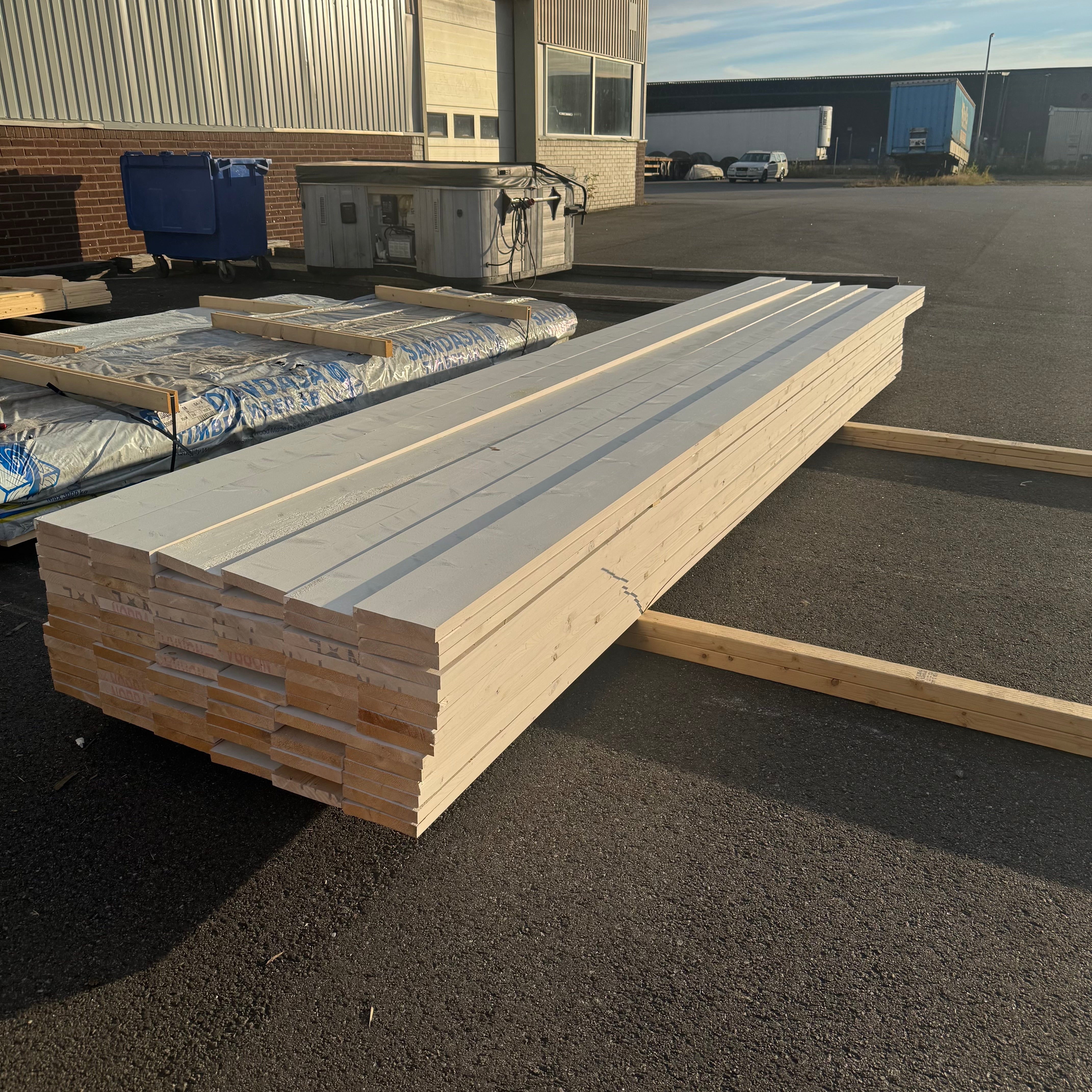 Paket Hyvlad Panel 28x170mm Vit – 90 st (4,8–5,4 m, gran, grundmålad)