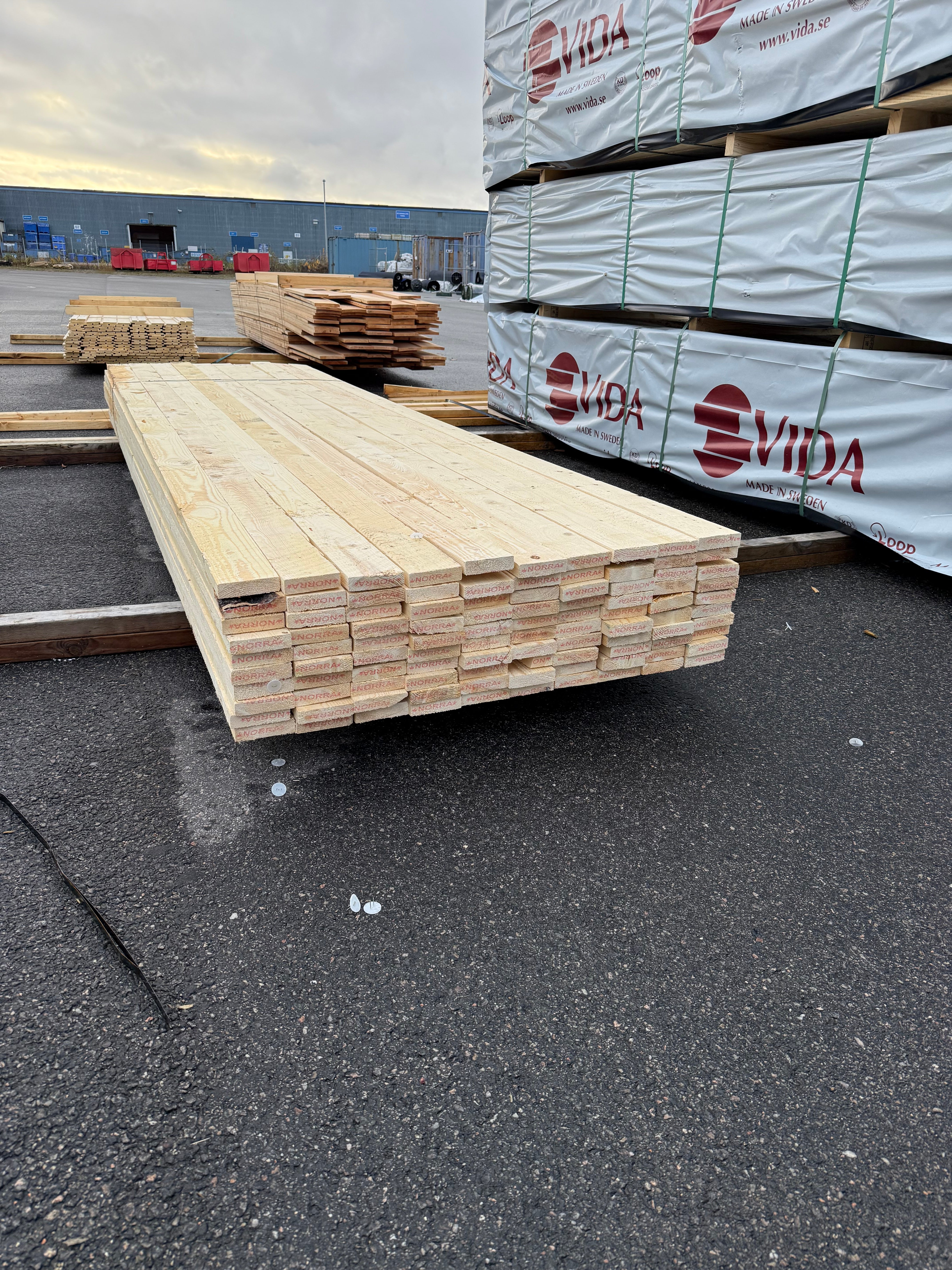 Paket Brädor Råsågade 25x100mm – 82st (3,60 m, Gran, Vankant/Bark)