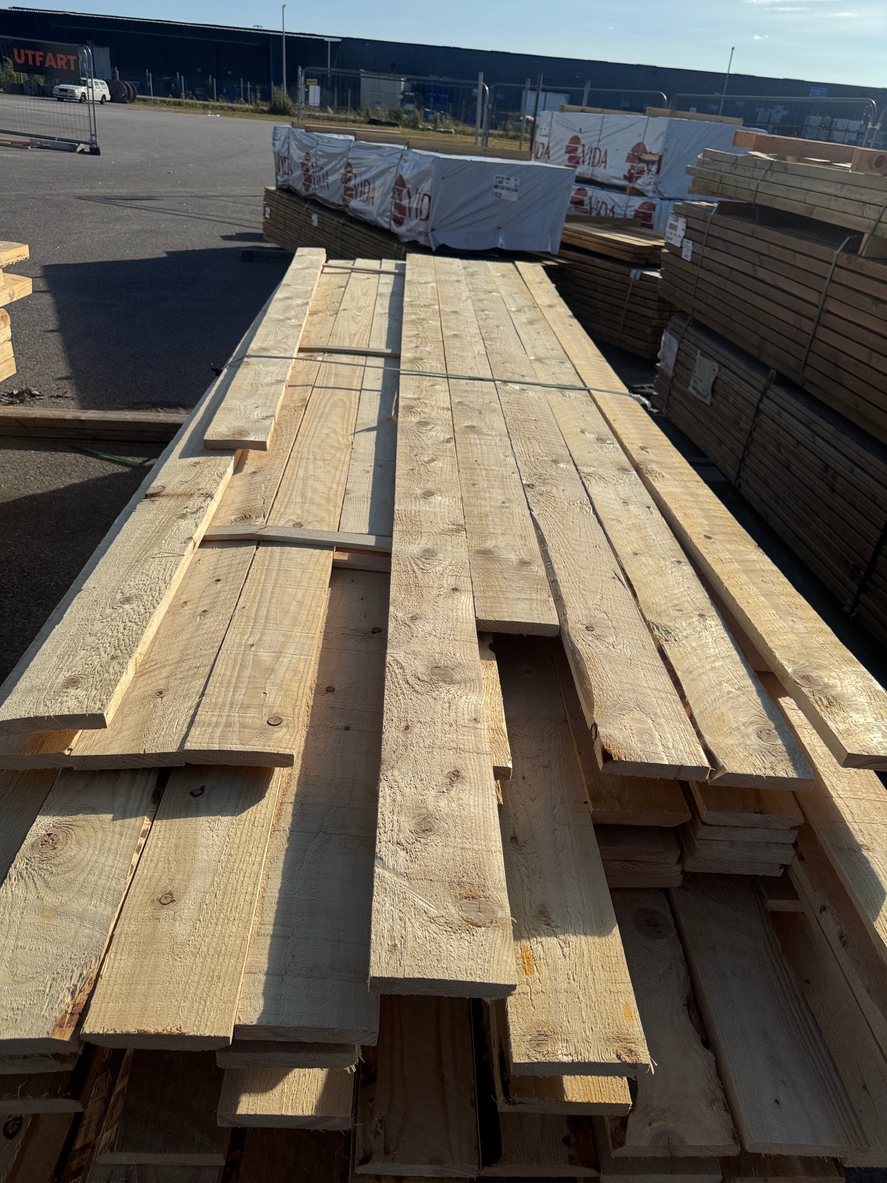 Paket Råsågade Brädor 22×125mm 277st (2.40-3.90m)